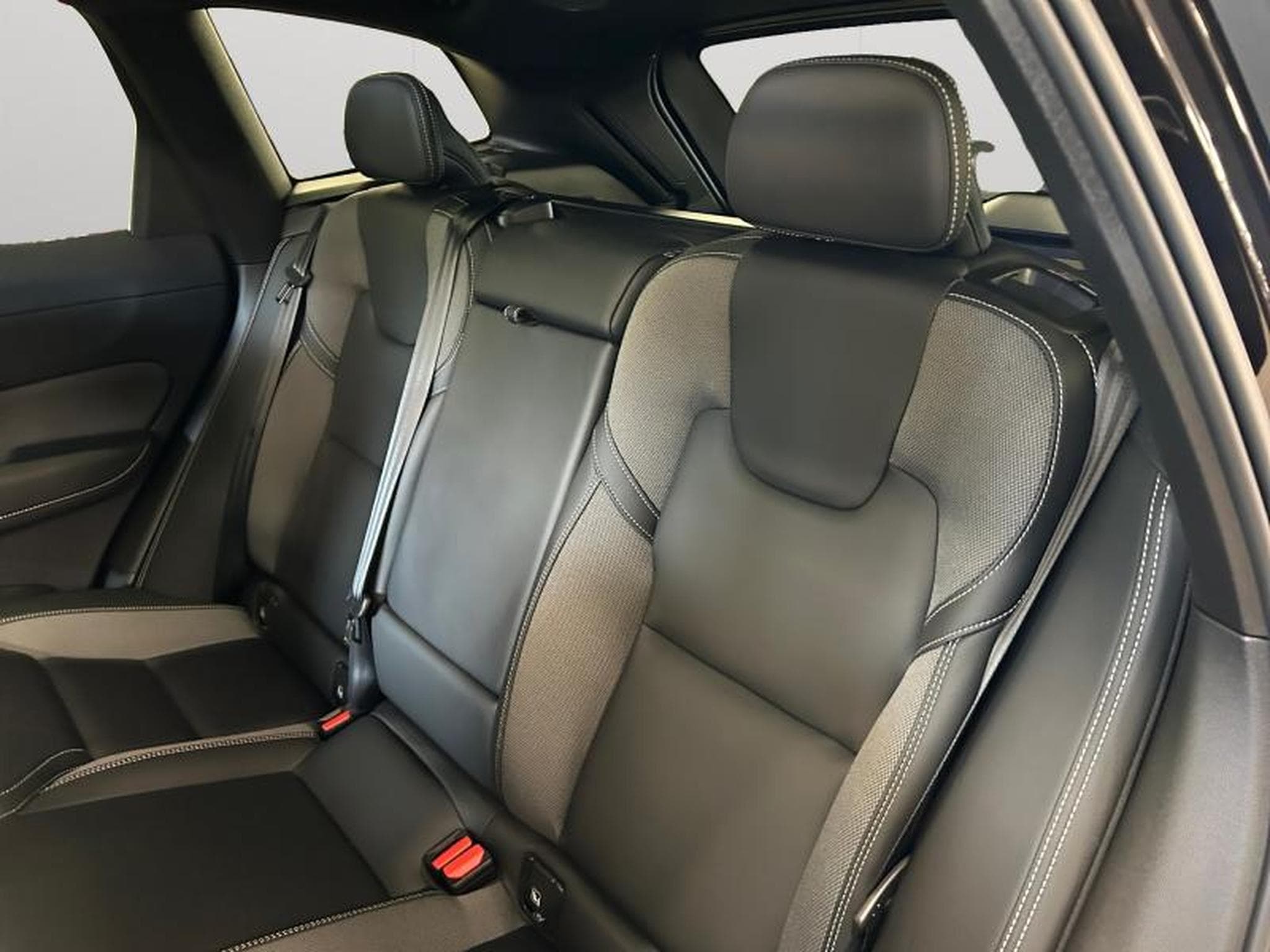 Volvo XC60 T6 Plus Dark / Hybride KIT HIVER INCLUS (2025) - Foto 23