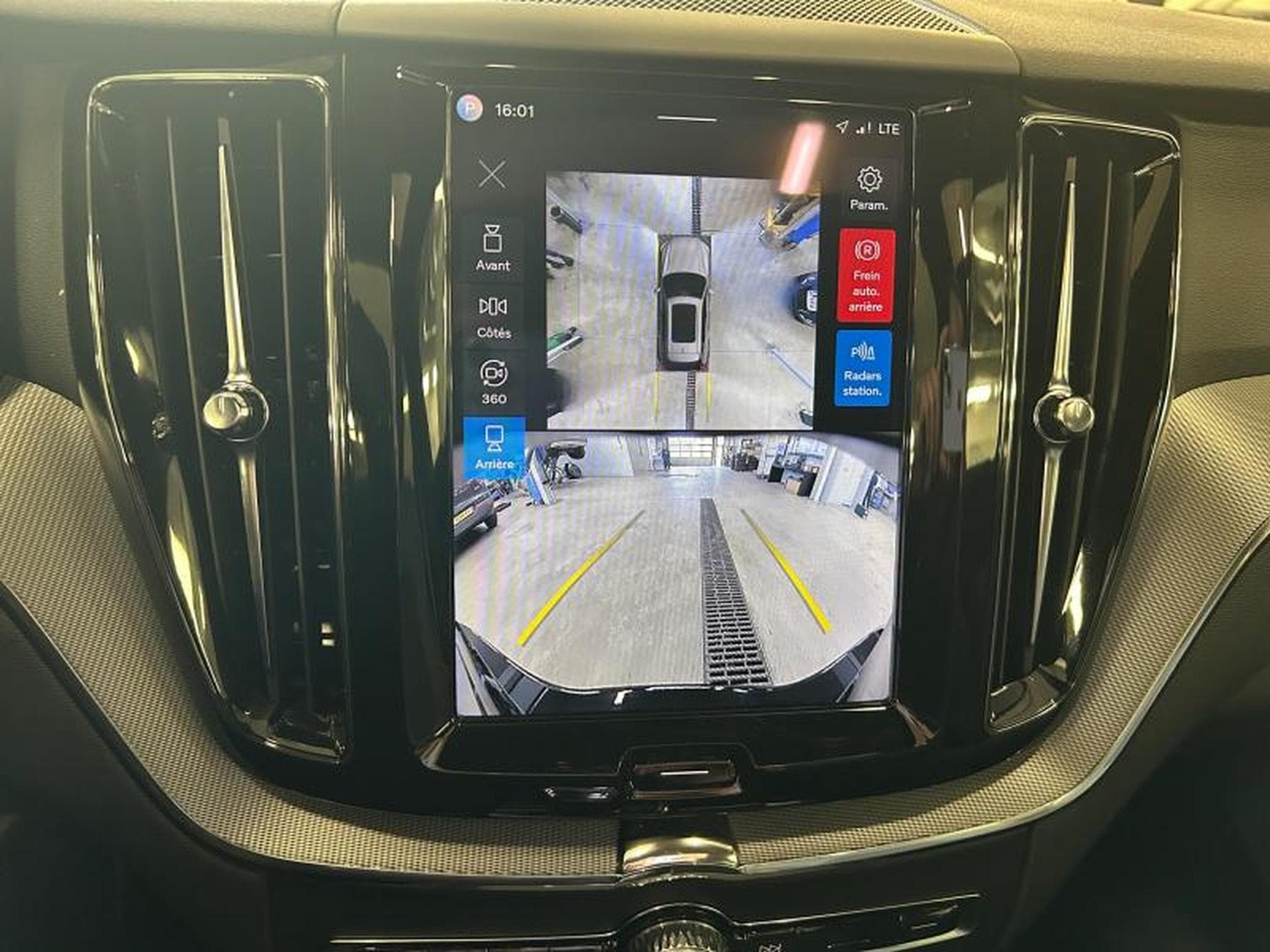 Volvo XC60 T6 Plus Dark / Hybride KIT HIVER INCLUS (2025) - Foto 29
