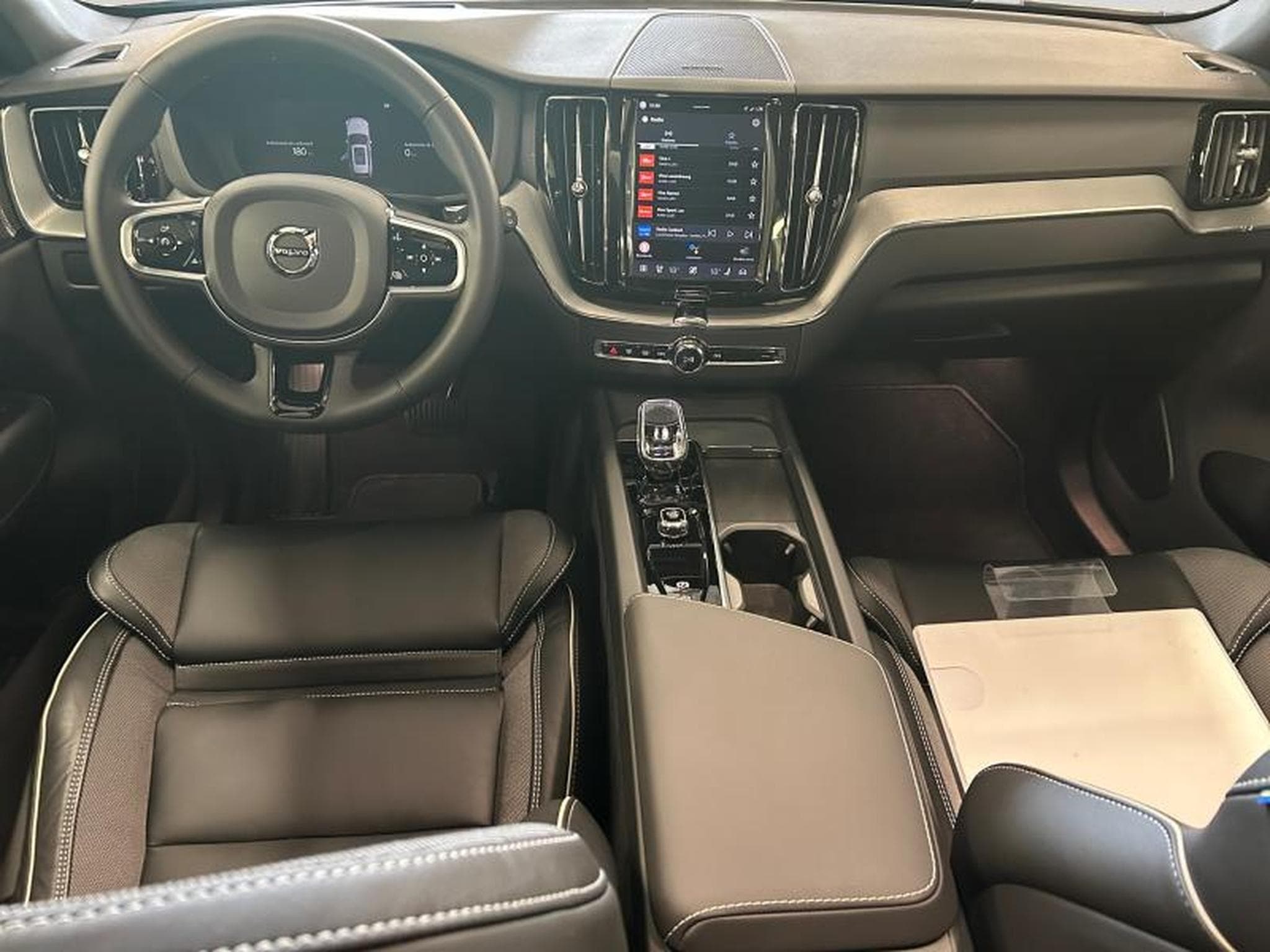 Volvo XC60 T6 Plus Dark / Hybride KIT HIVER INCLUS (2025) - Foto 3