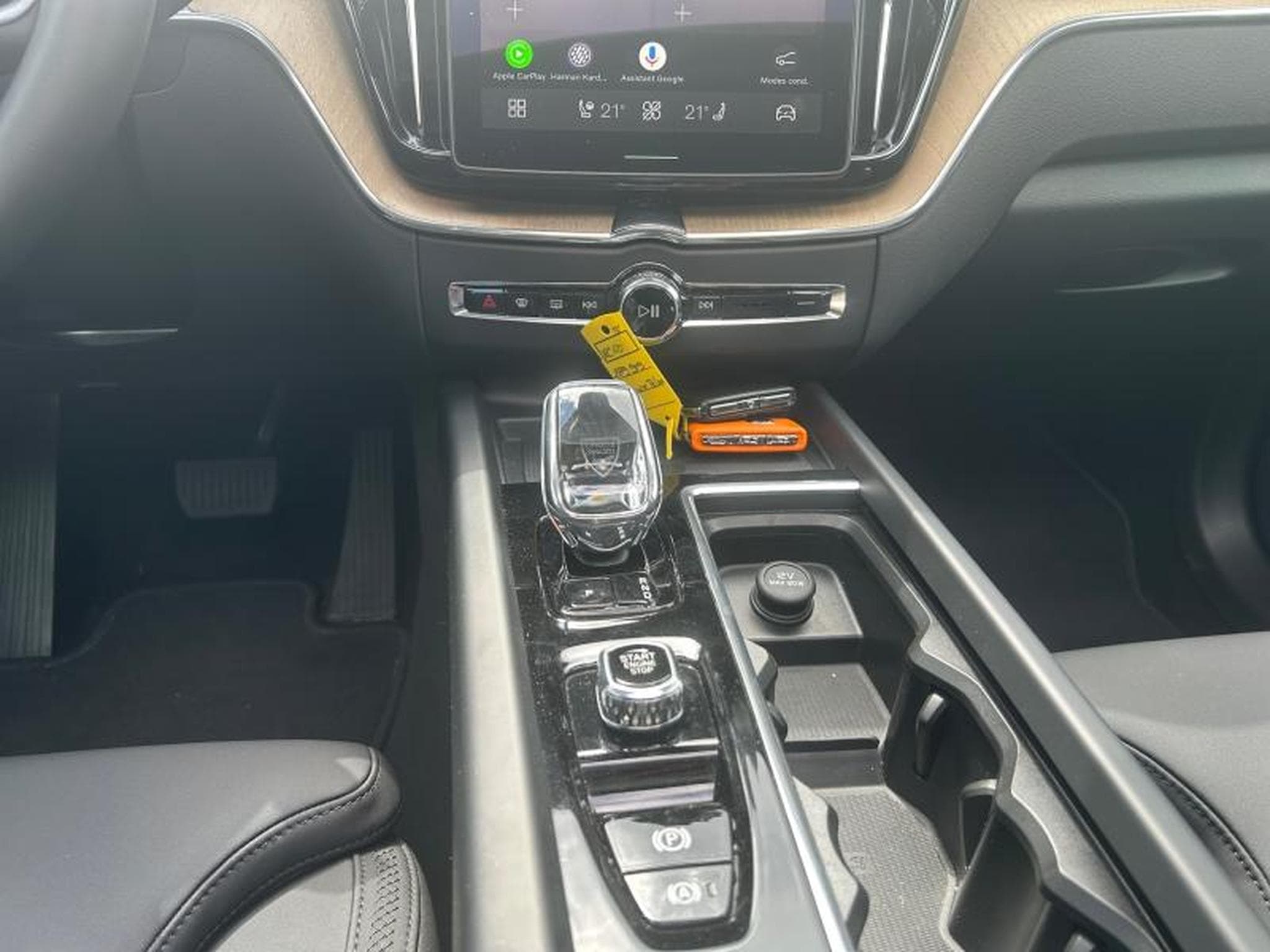 Volvo XC60 FACELIFT T6 Plus Dark / Hybride KIT HIVER INCLUS (2025) - Foto 10