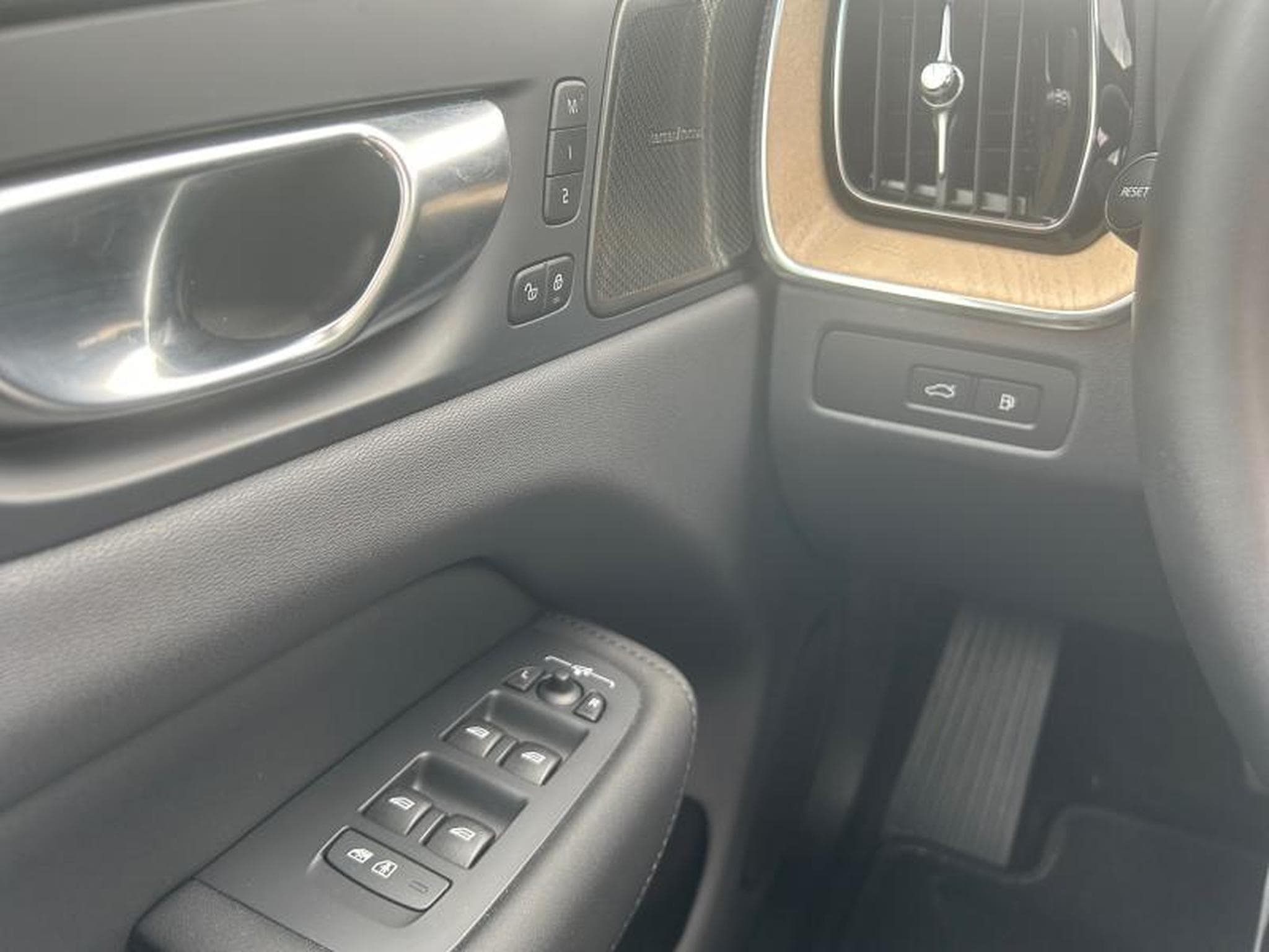 Volvo XC60 FACELIFT T6 Plus Dark / Hybride KIT HIVER INCLUS (2025) - Foto 14