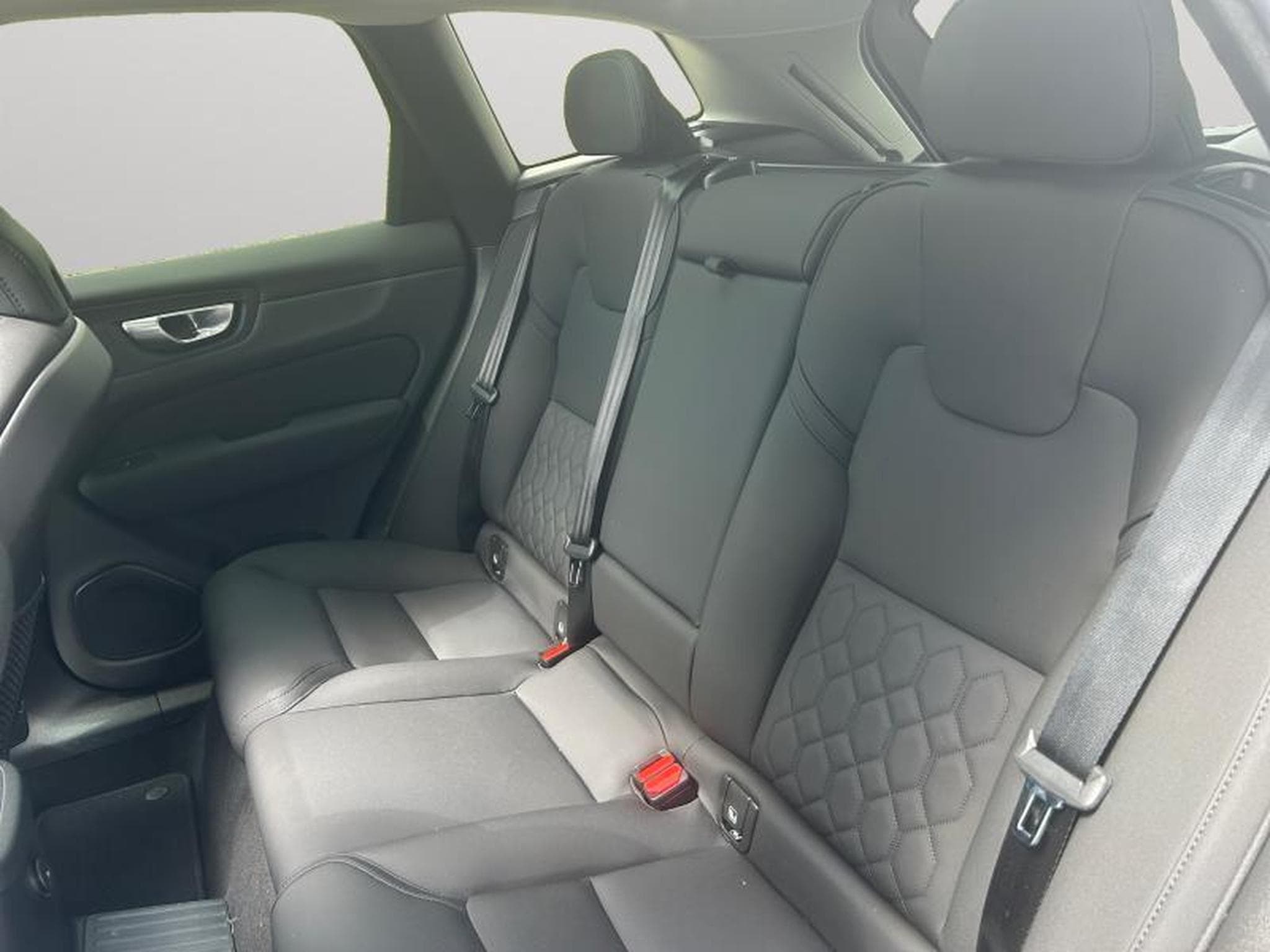 Volvo XC60 FACELIFT T6 Plus Dark / Hybride KIT HIVER INCLUS (2025) - Foto 15
