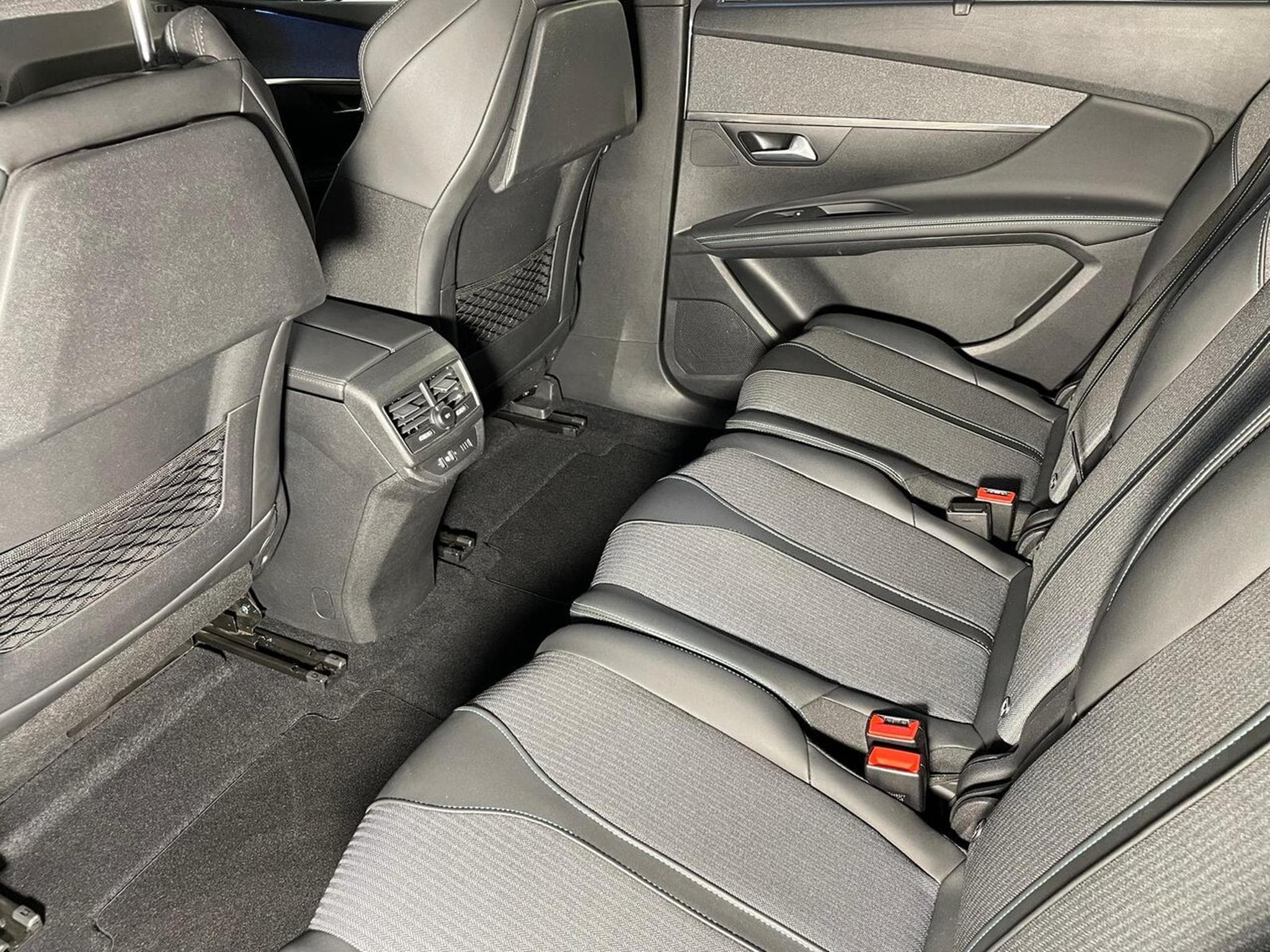 Peugeot 5008 1.5 BLUEHDI 130 ALLURE I-COCKPIT GPS 7PL (2022) - Photo 11
