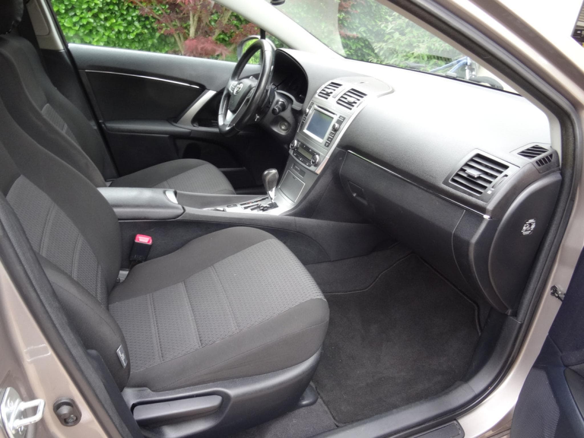 Toyota Avensis 1.8 AUTOMATIQUE (2014) - Photo 14