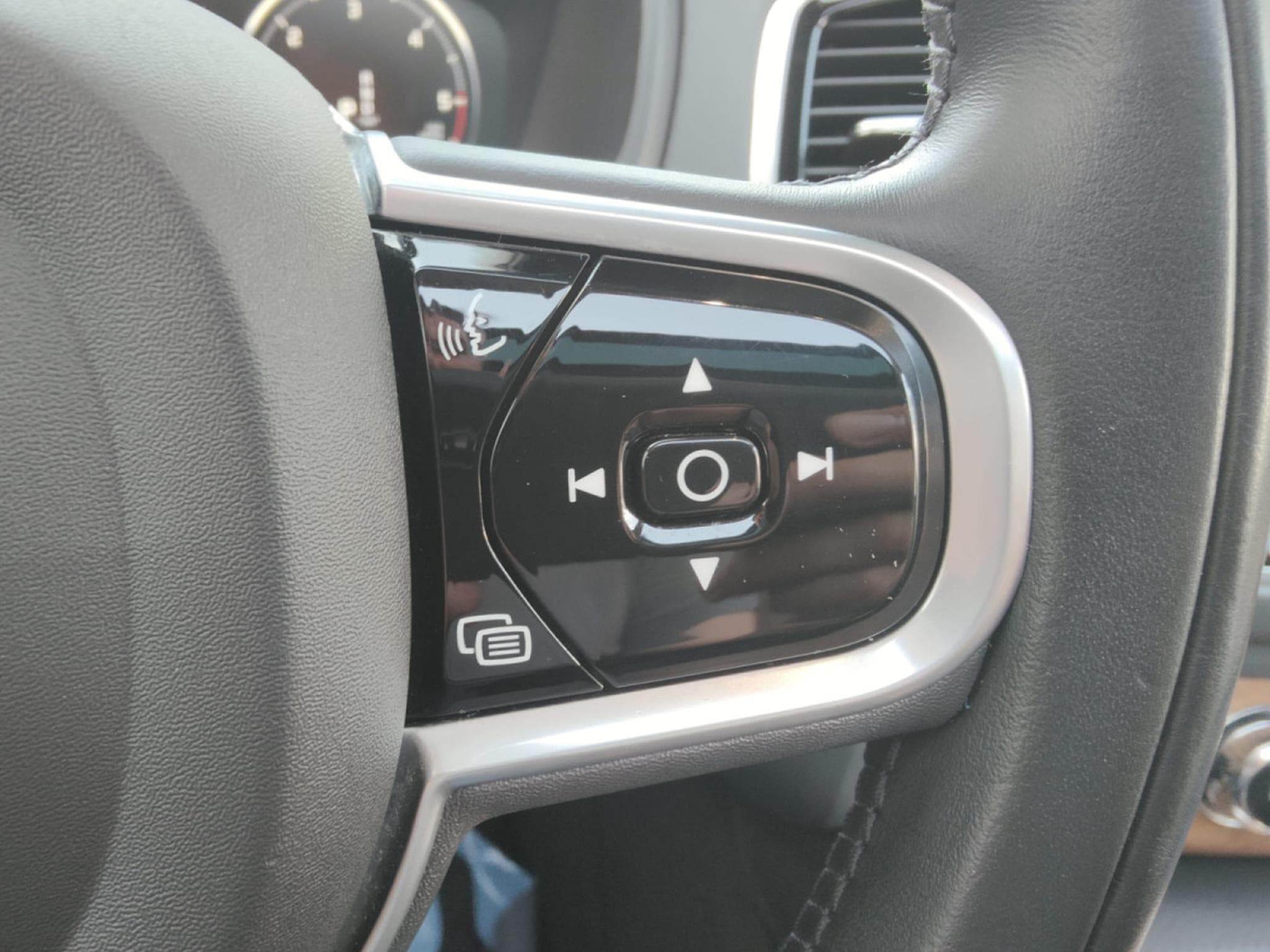 Volvo XC90 B5 AWD 7 PLACES TOIT OUVRANT CUIR GPS CARPLAY (2021) - Photo 17