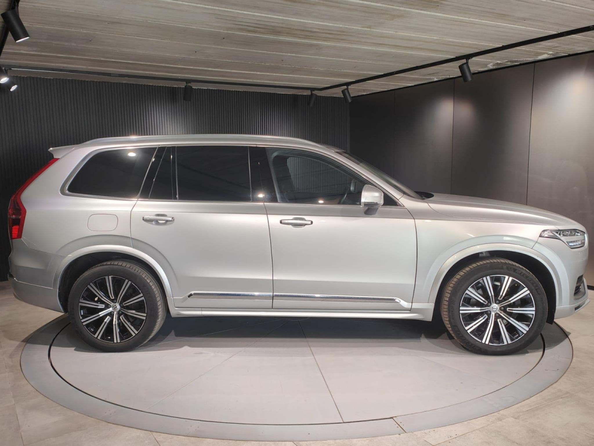 Volvo XC90 B5 AWD 7 PLACES TOIT OUVRANT CUIR GPS CARPLAY (2021) - Photo 2
