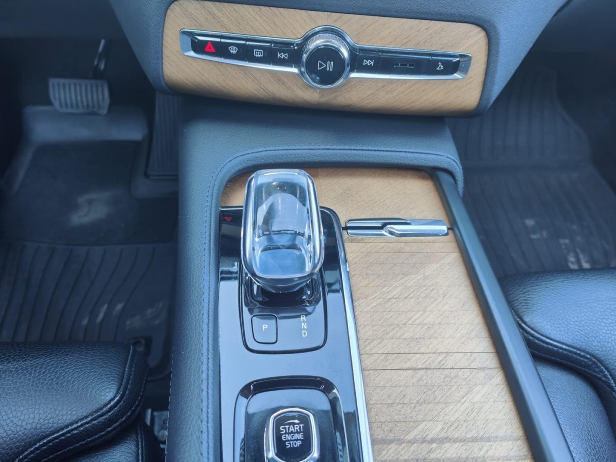 Volvo XC90 B5 AWD 7 PLACES TOIT OUVRANT CUIR GPS CARPLAY (2021) - Photo 24