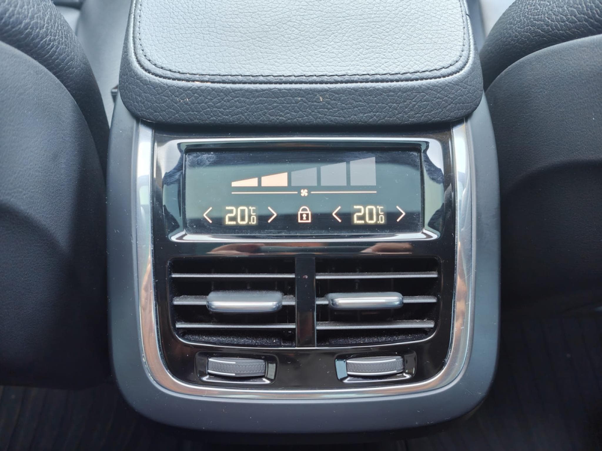 Volvo XC90 B5 AWD 7 PLACES TOIT OUVRANT CUIR GPS CARPLAY (2021) - Photo 27