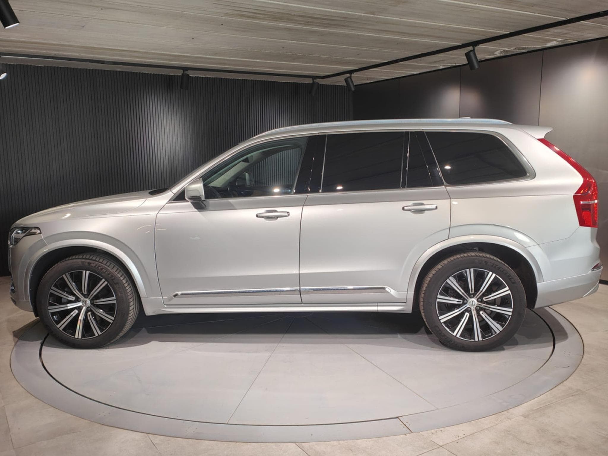 Volvo XC90 B5 AWD 7 PLACES TOIT OUVRANT CUIR GPS CARPLAY (2021) - Photo 4