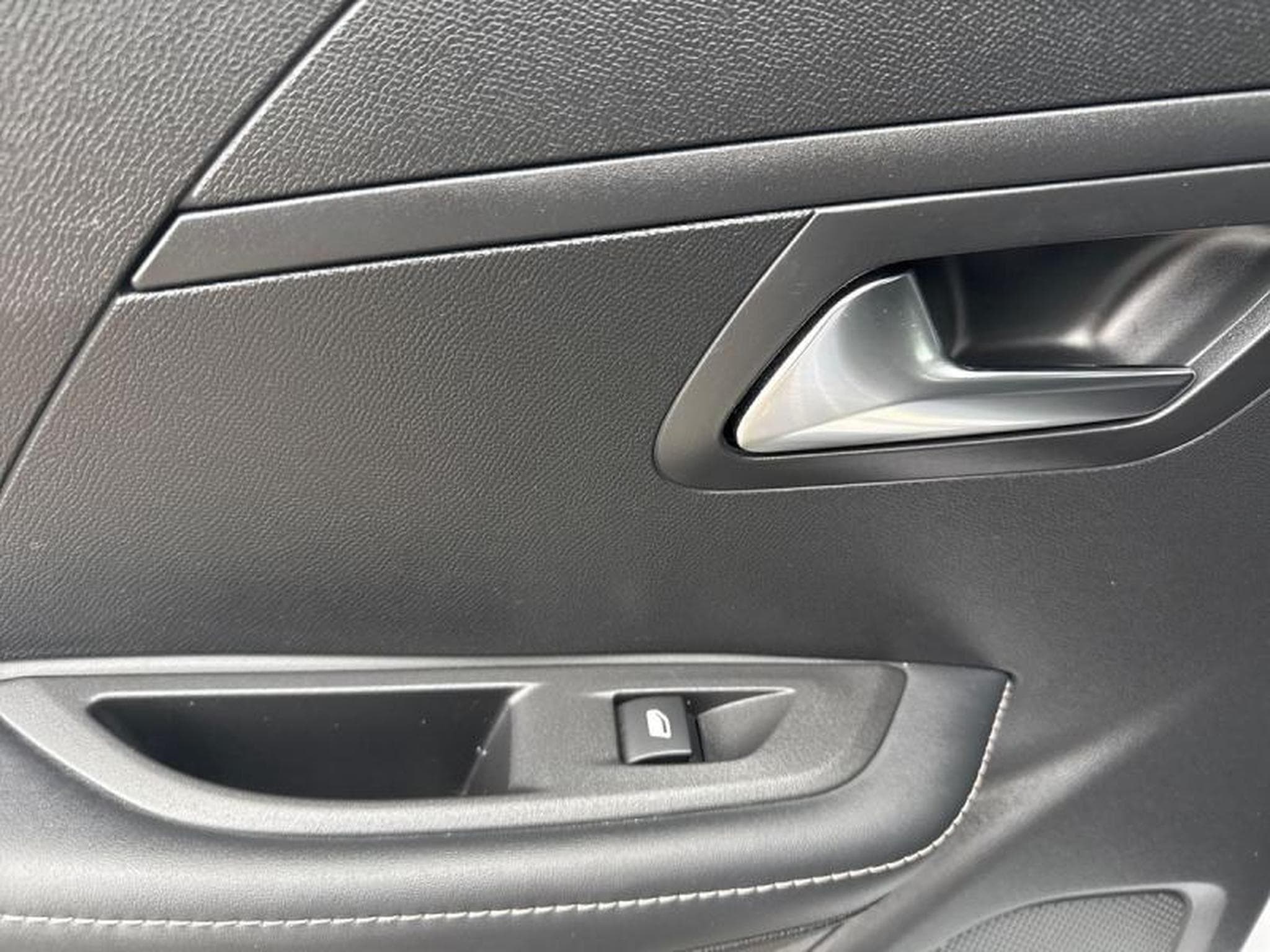 PEUGEOT 208 1.2 Hybrid 100ch Allure e-DCS6 (2024) - Photo 12