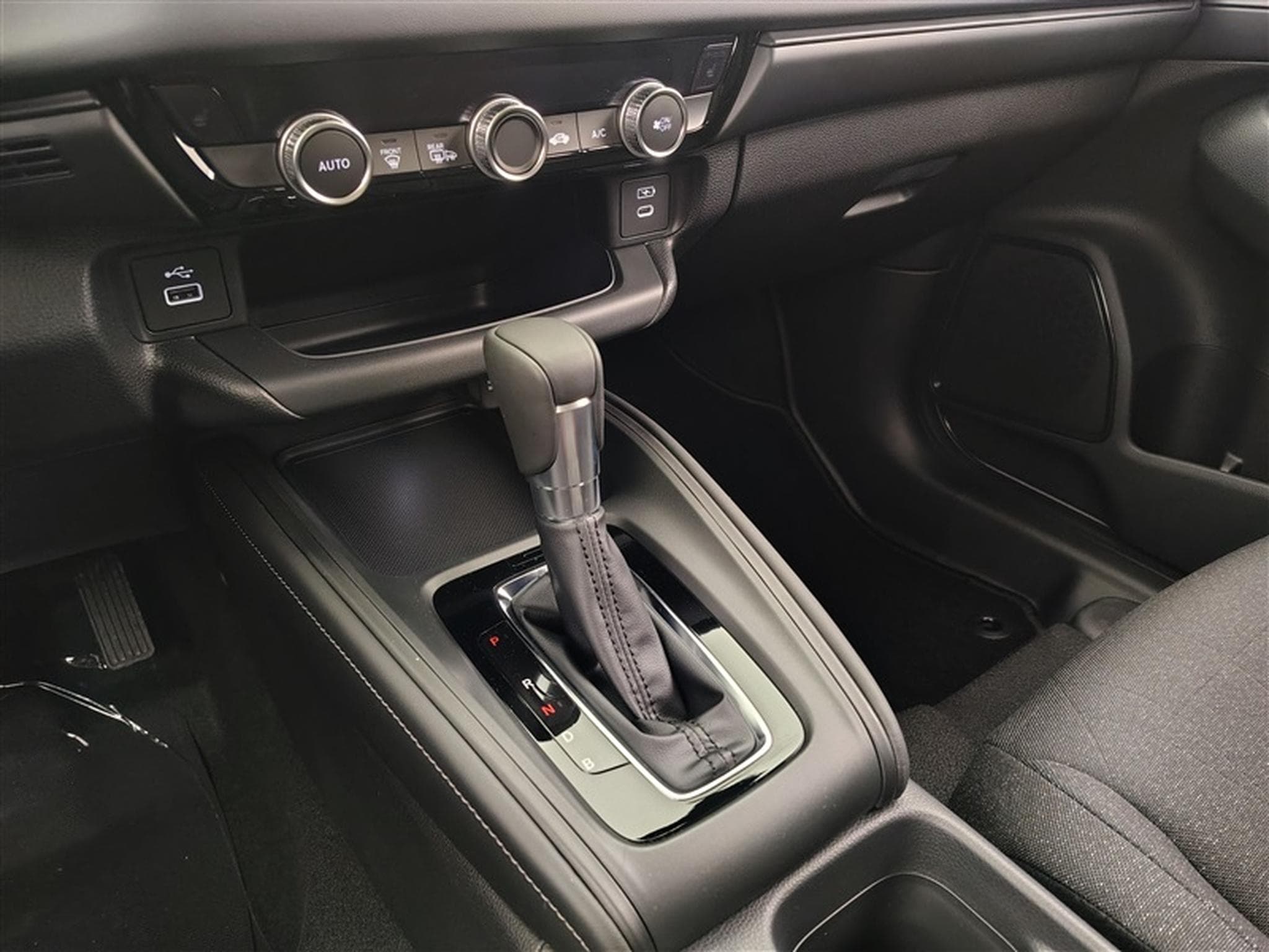 Honda HR-V 1.5 HEV Elegance NAVI / CARPLAY / CAMERA / ALU / PDC (2025) - Photo 12