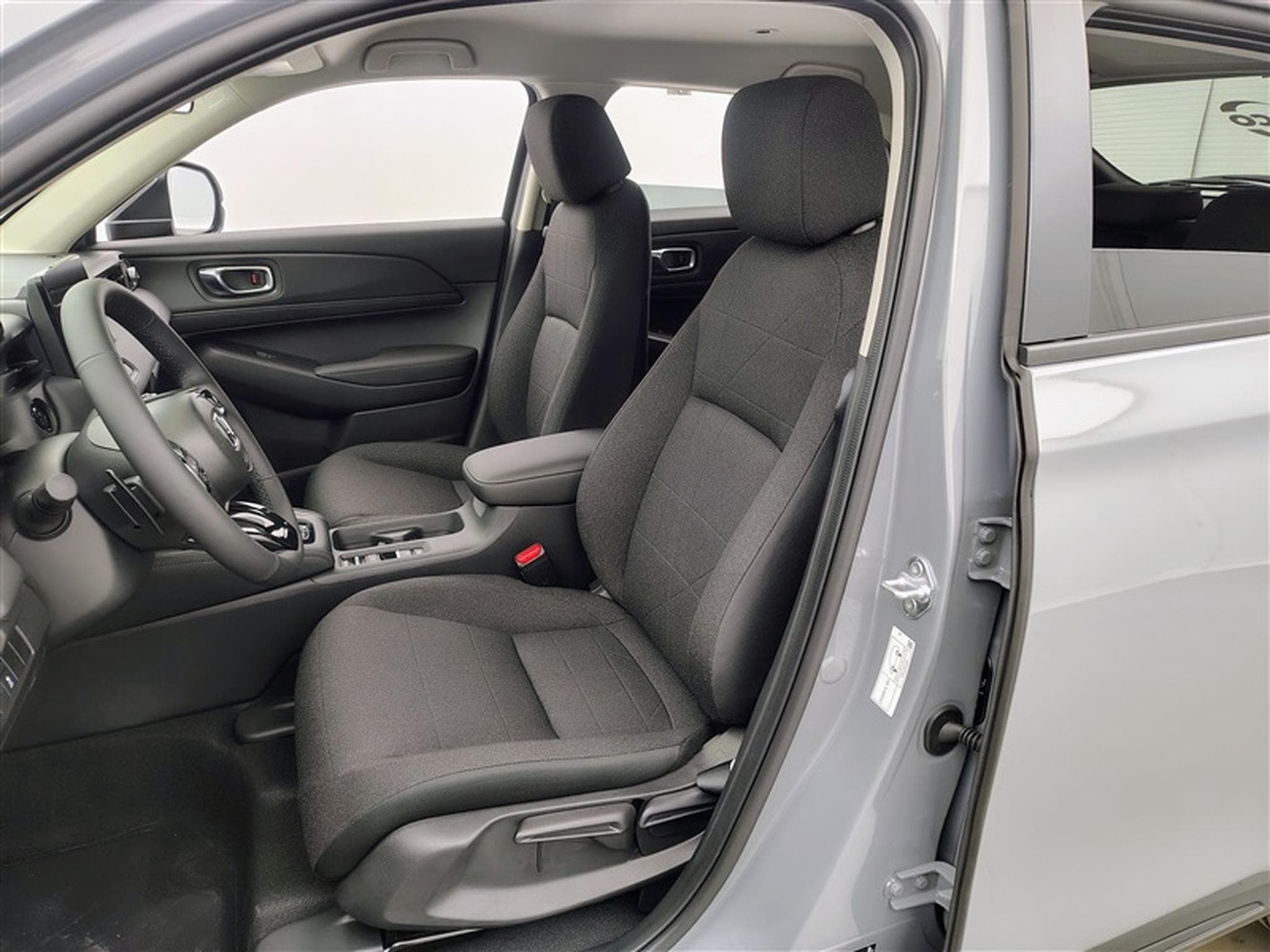 Honda HR-V 1.5 HEV Elegance NAVI / CARPLAY / CAMERA / ALU / PDC (2025) - Photo 7