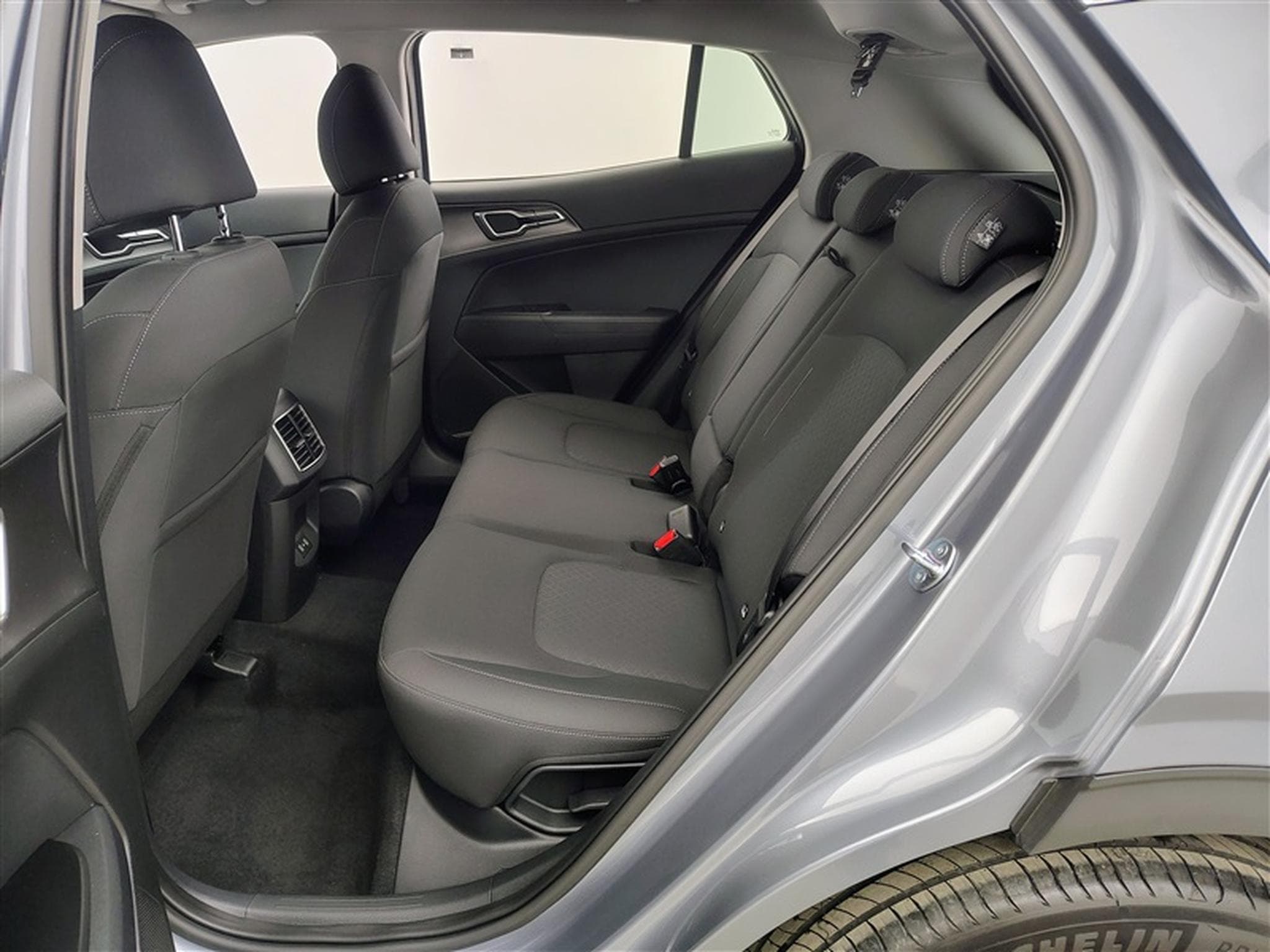 Kia Sportage 1.6 T-GDi 150Cv LX NAVI / CARPLAY / CAMERA / FULL LED (2026) - Photo 13
