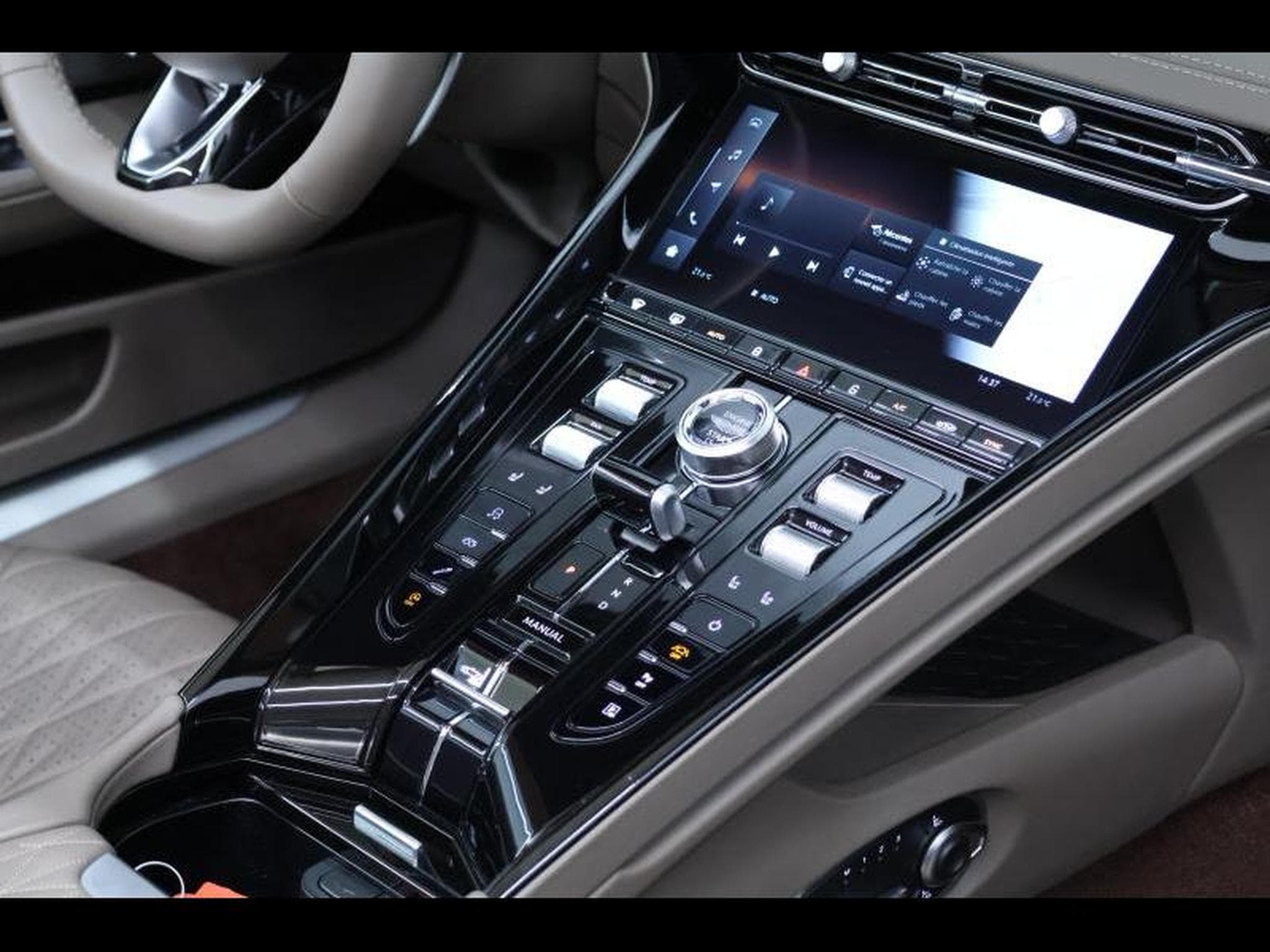 Aston-Martin DB12 V8 VOLANTE (2024) - Foto 14