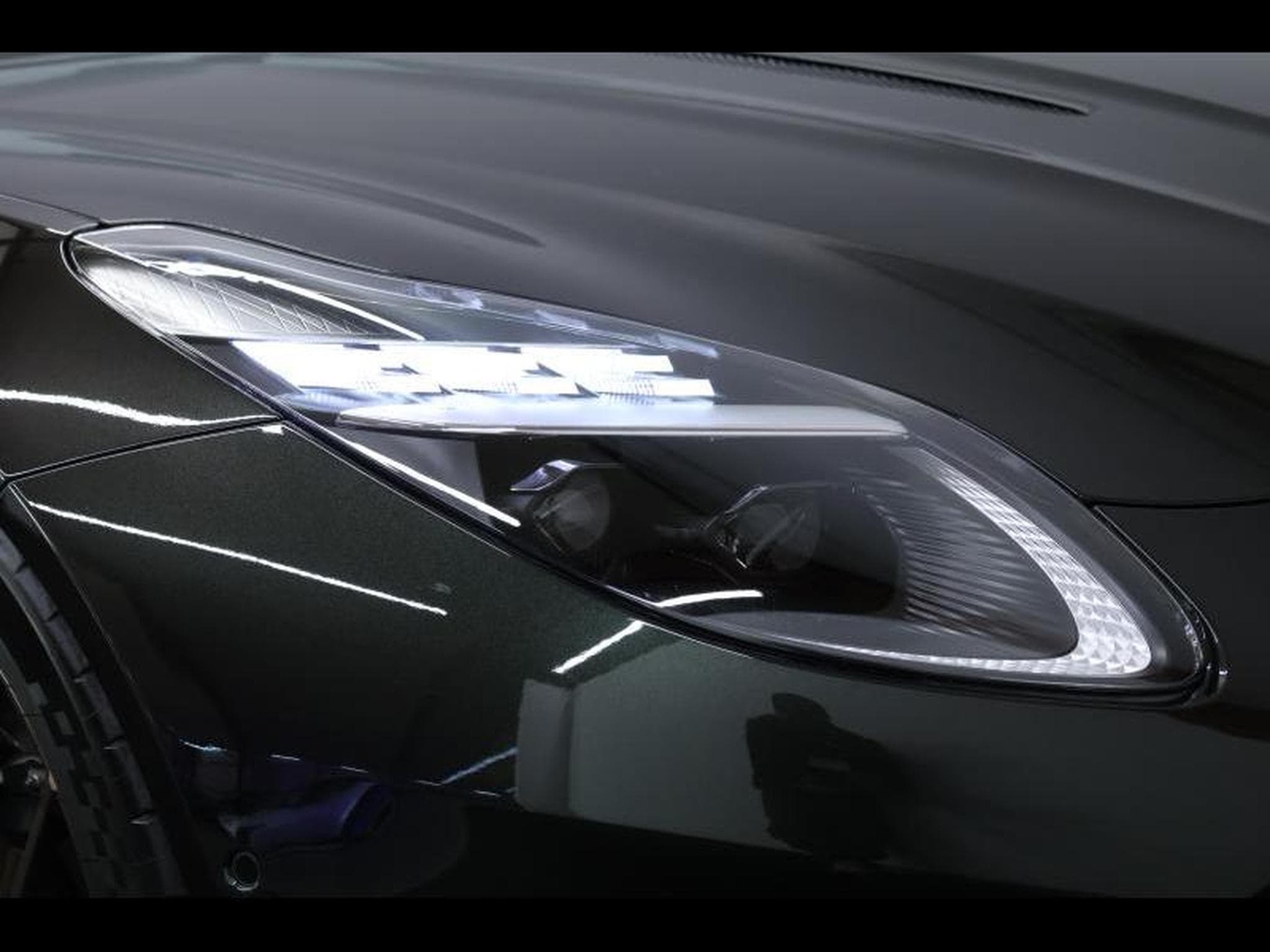Aston-Martin DB12 V8 VOLANTE (2024) - Foto 22