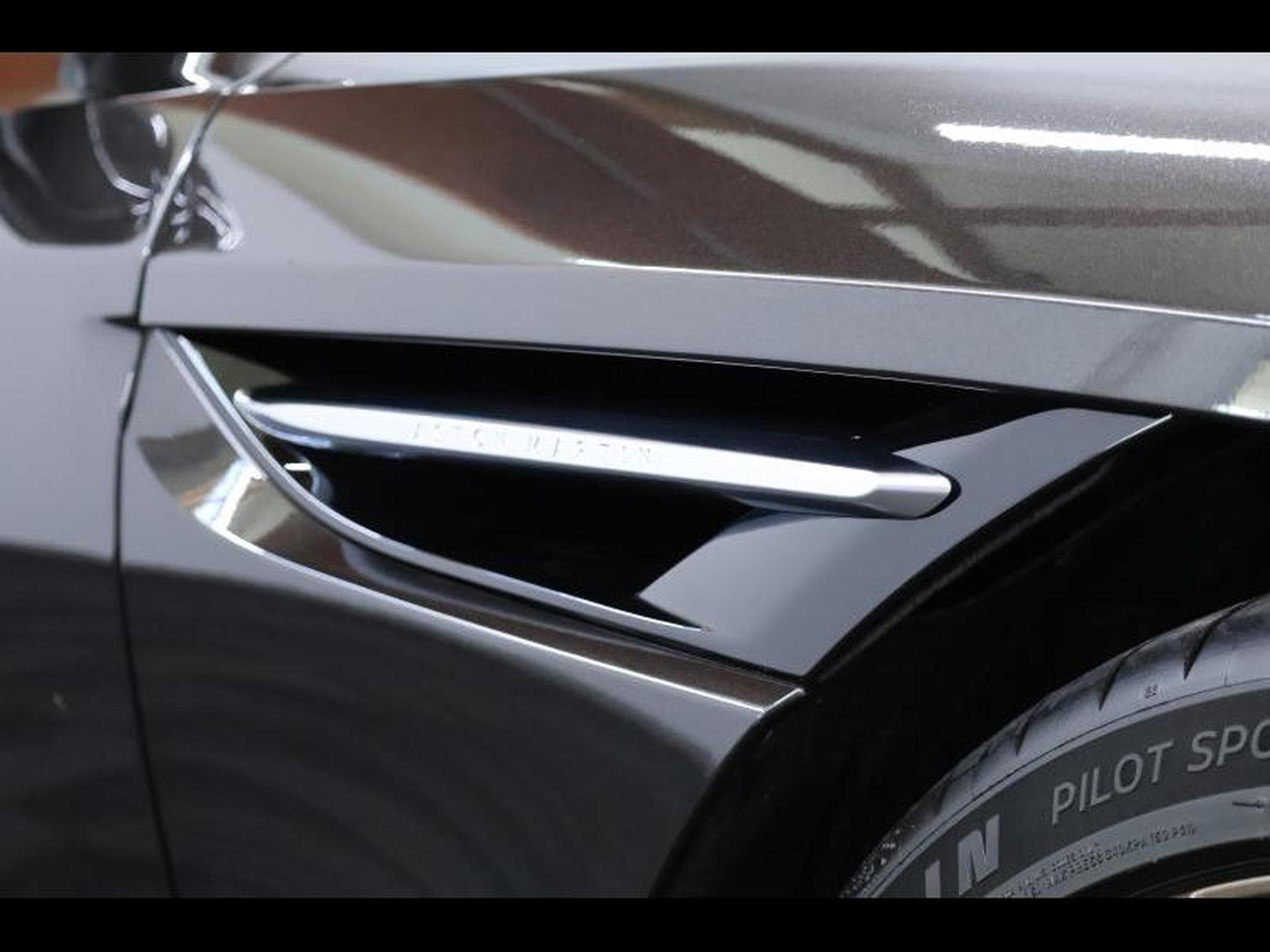 Aston-Martin DB12 V8 VOLANTE (2024) - Foto 24