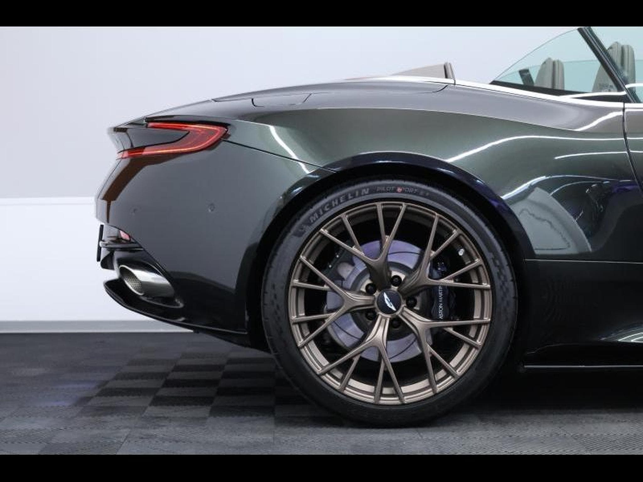 Aston-Martin DB12 V8 VOLANTE (2024) - Foto 29