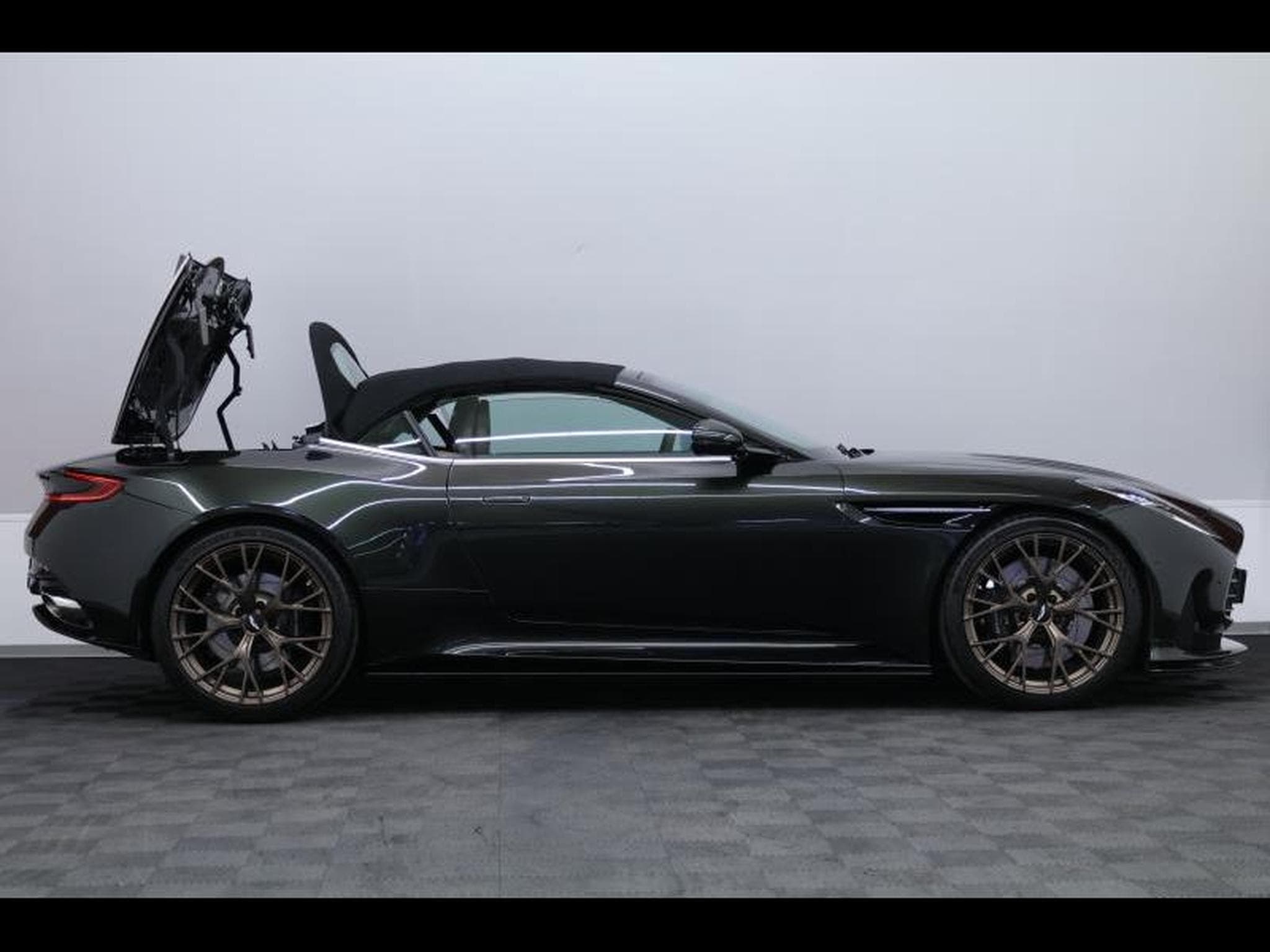 Aston-Martin DB12 V8 VOLANTE (2024) - Foto 4