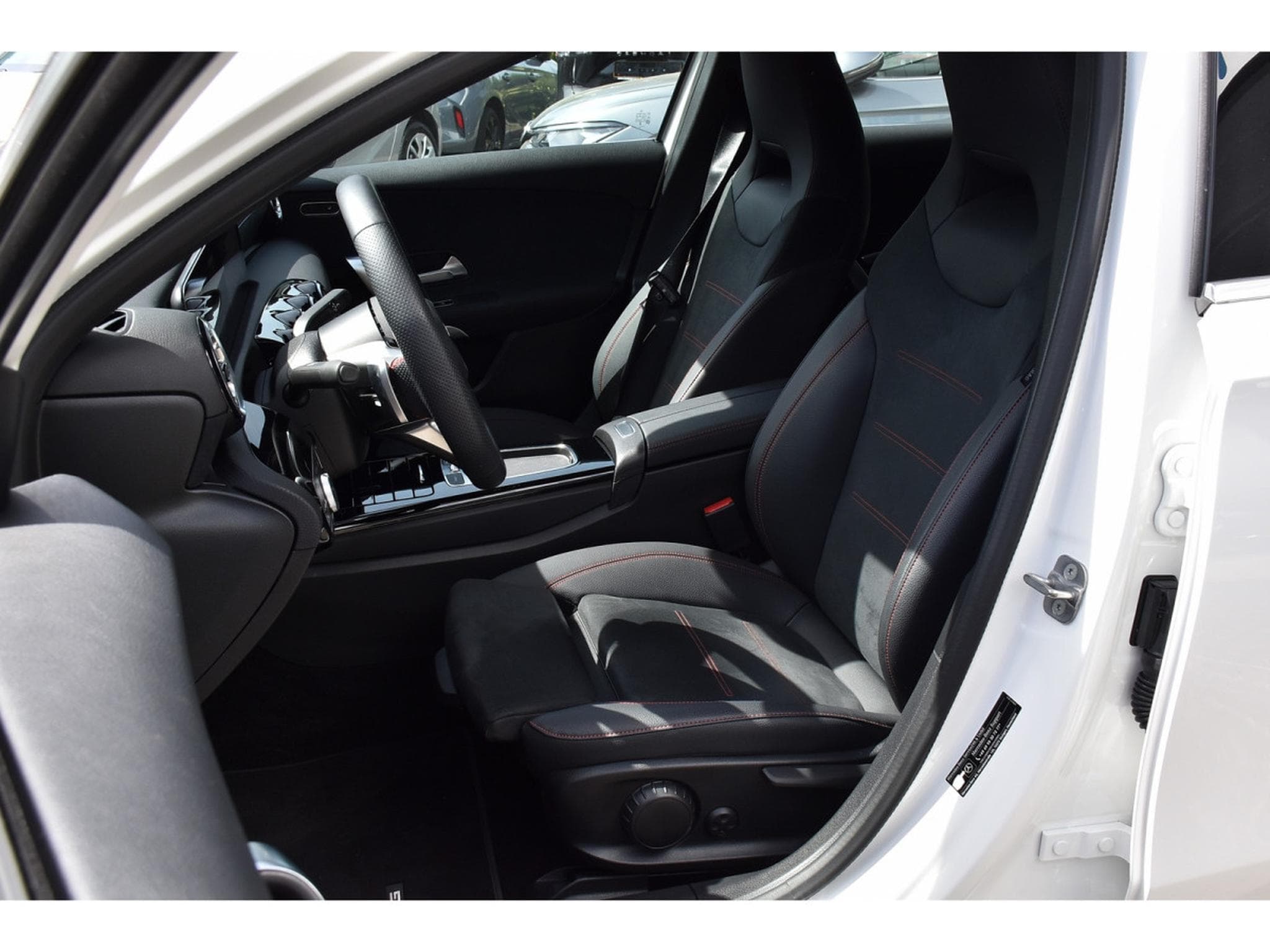 Mercedes A 200 AMG Line 7G-Tronic GPS LANE CAM PARK KEYLESS 1° MAIN (2025) - Photo 6