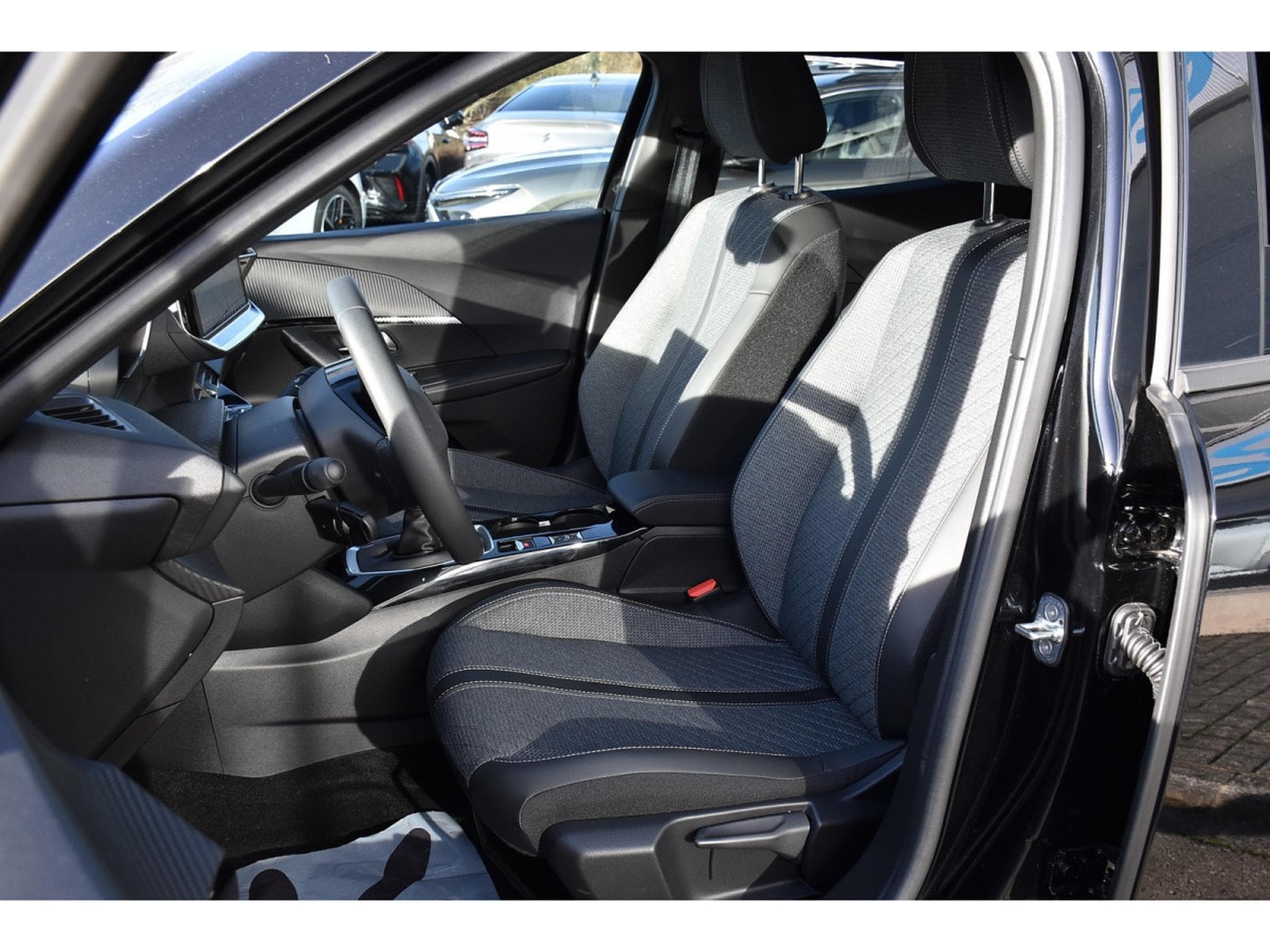 Peugeot 2008 1.2 PureTech Allure ACC GPS LANE SIDE REGUL CAM 360 1° MAIN (2025) - Photo 6