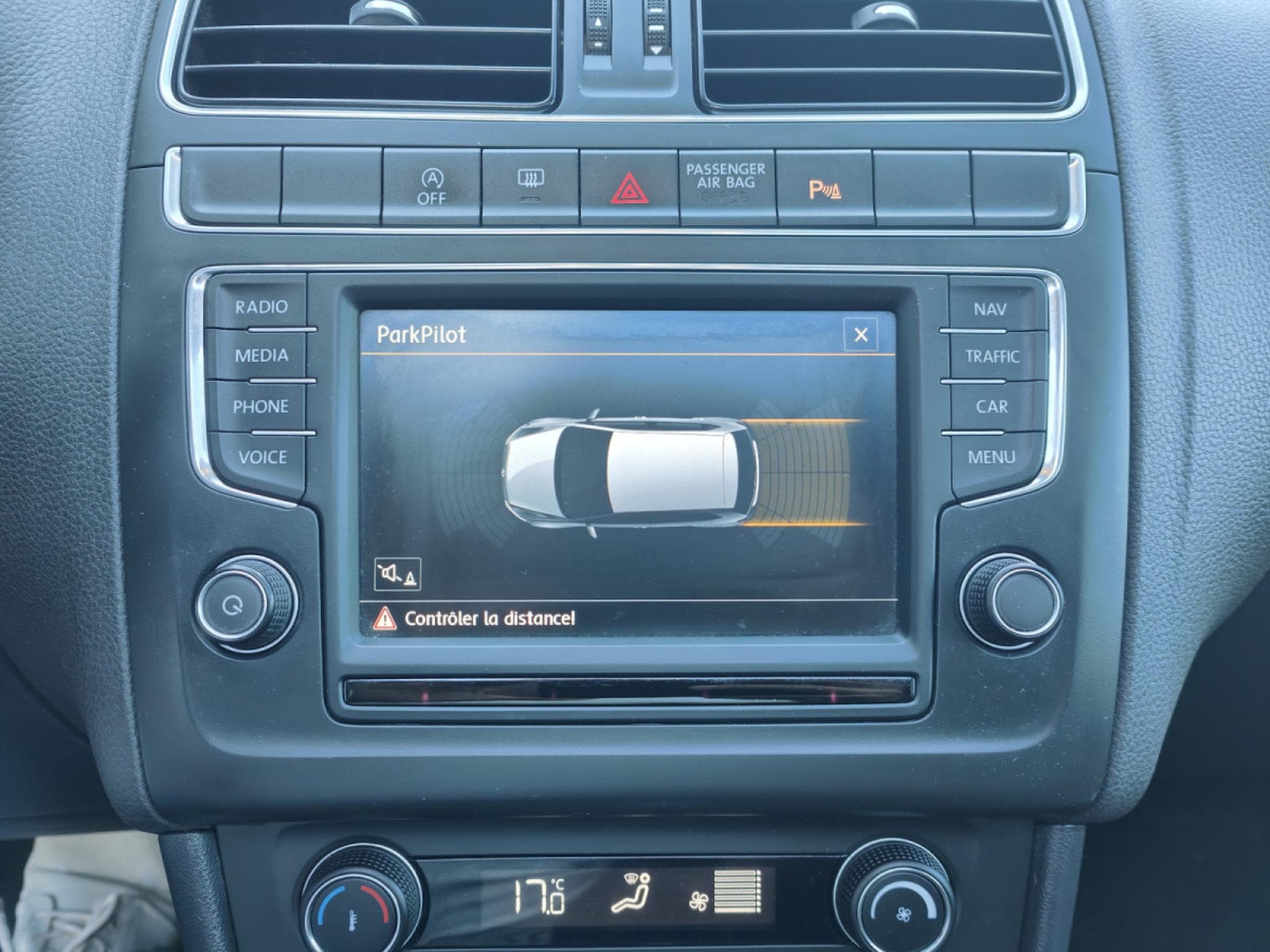 VW Polo 1.2 TSI DSG TOIT OUVRANT BLUETOOTH GPS RADAR AV/ARR CLIM AUT (2015) - Photo 16