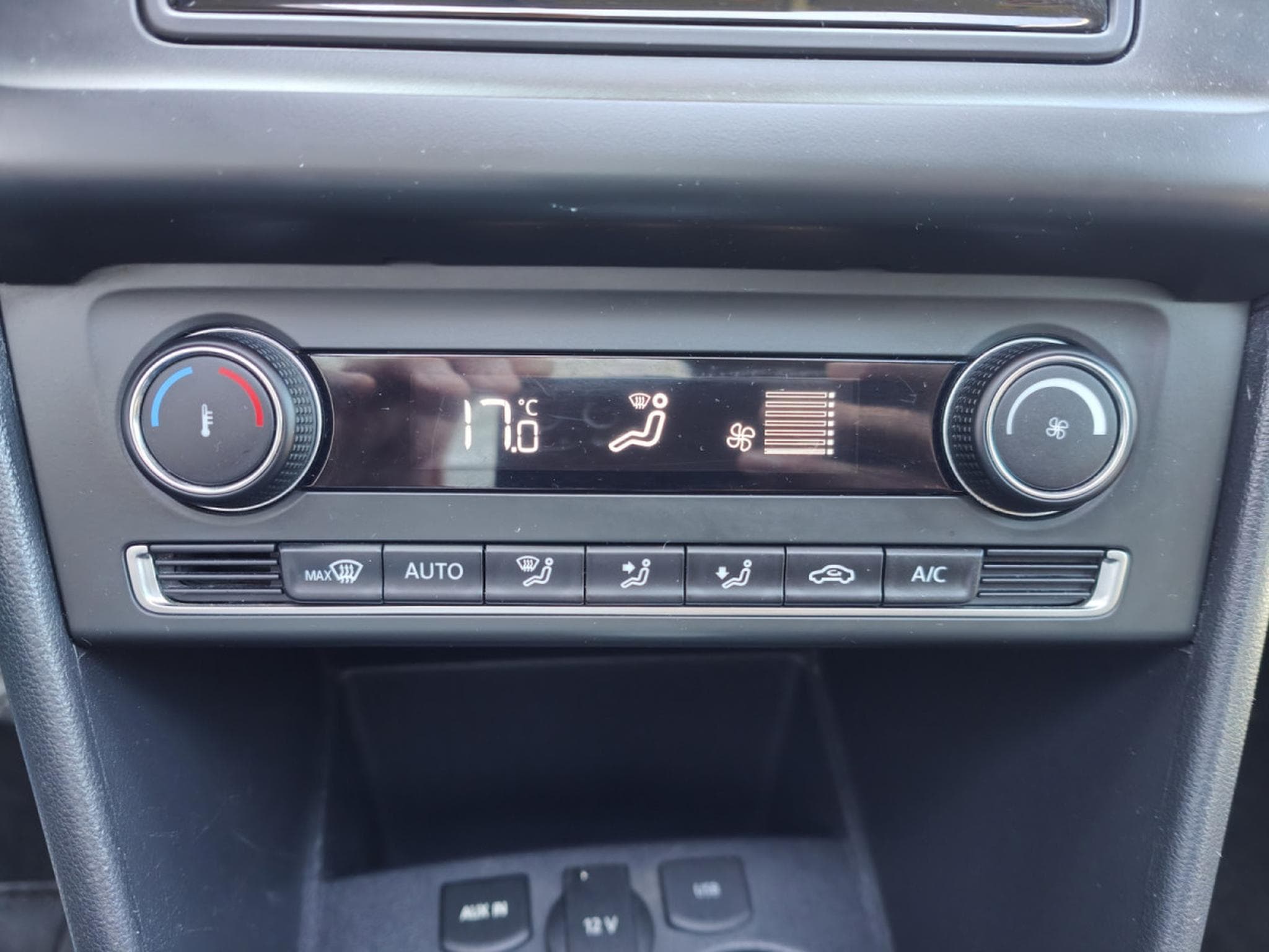 VW Polo 1.2 TSI DSG TOIT OUVRANT BLUETOOTH GPS RADAR AV/ARR CLIM AUT (2015) - Photo 20