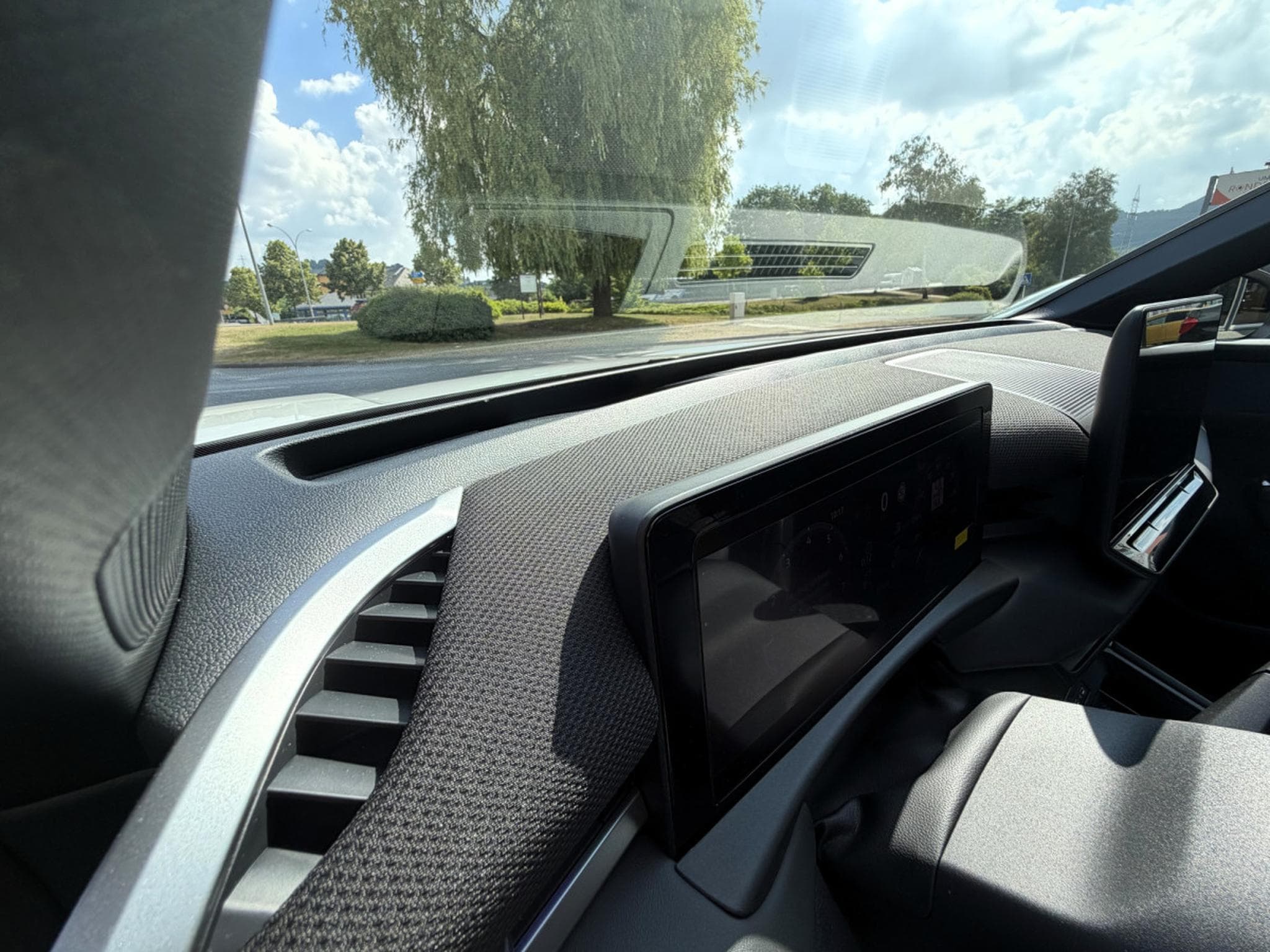 VW T-Roc R-Line 2026 ACC+CAMERA+EHK+SHZ+18”LM+LED PLUS (2026) - Foto 18