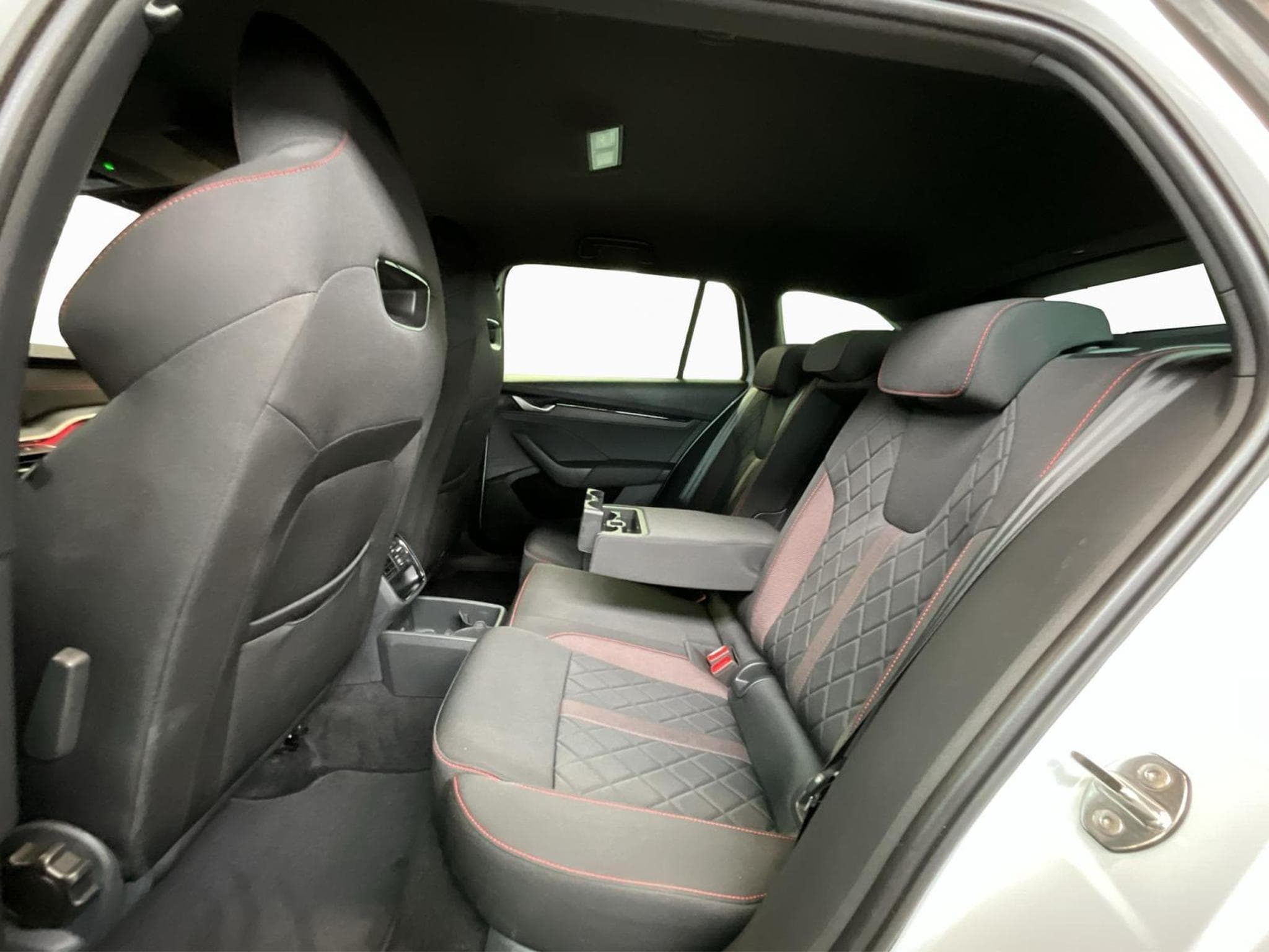 Skoda Octavia RS+DSG+LED+Navi+AHK (2025) - Foto 15