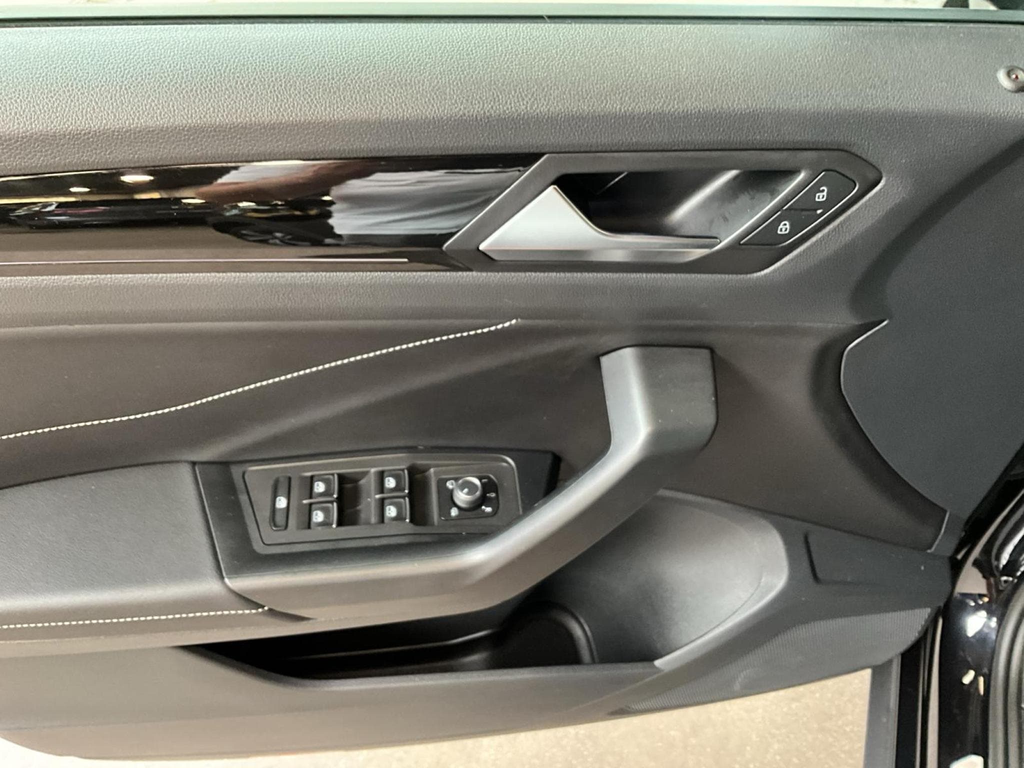 VW T-Roc R-Line+DSG+Matrix-LED+P.Travel+RearView (2022) - Foto 14