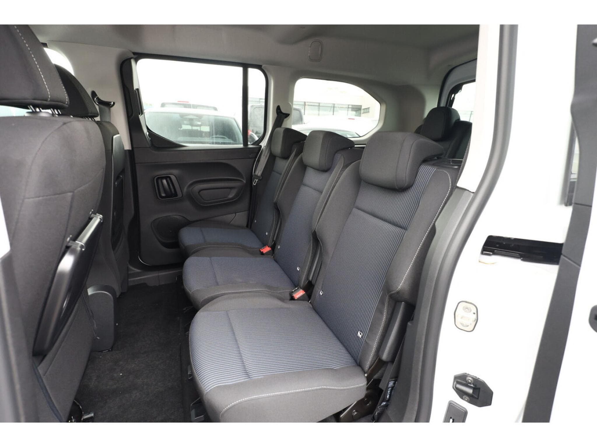 Fiat Doblo 1.5 BlueHDi 130 EAT8 MAXI 7 places (2025) - Photo 6