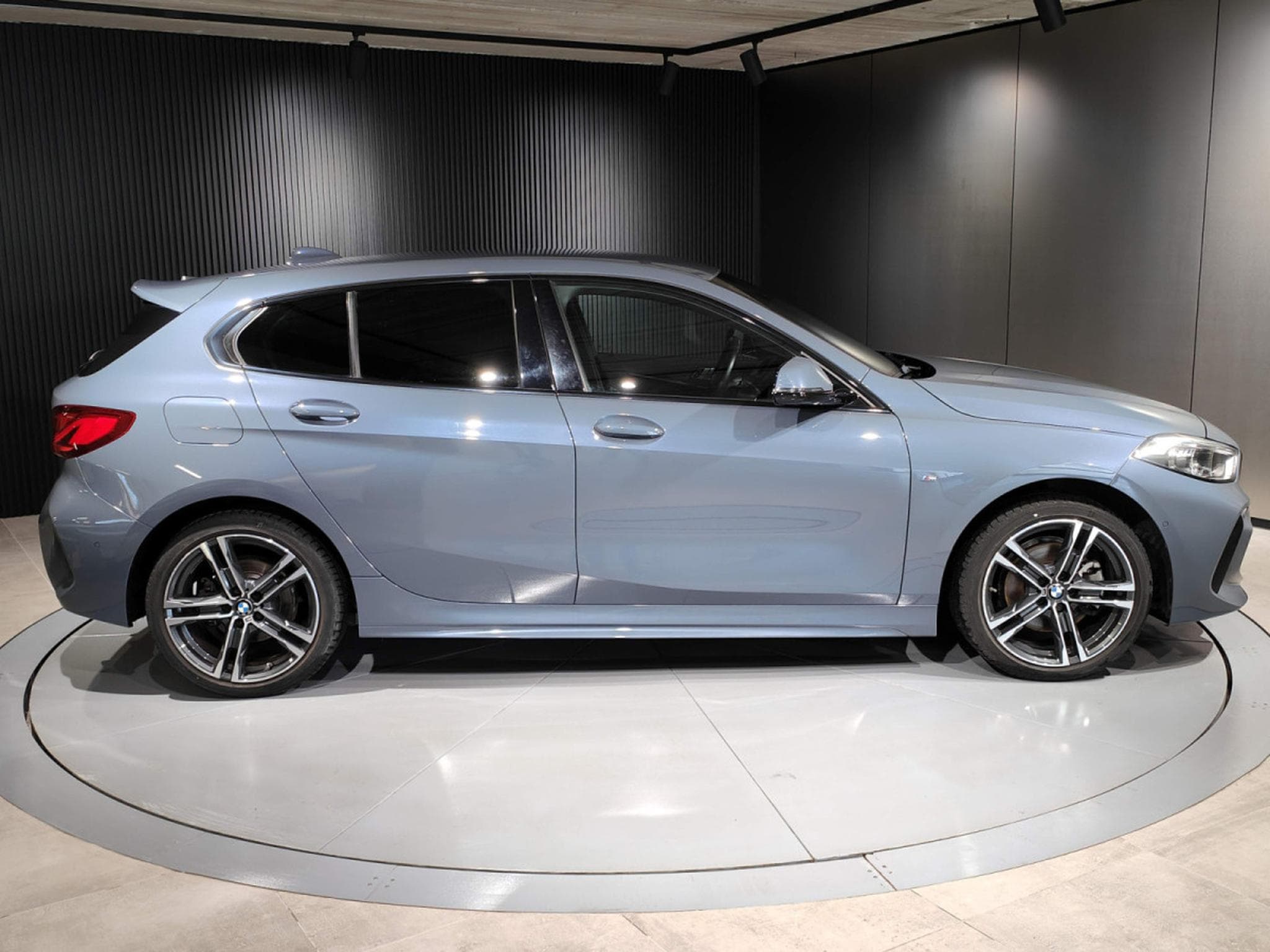 BMW 118 118I PACK M GPS CAMERA CARPLAY SIEGES CHAUFFANTS (2021) - Foto 2