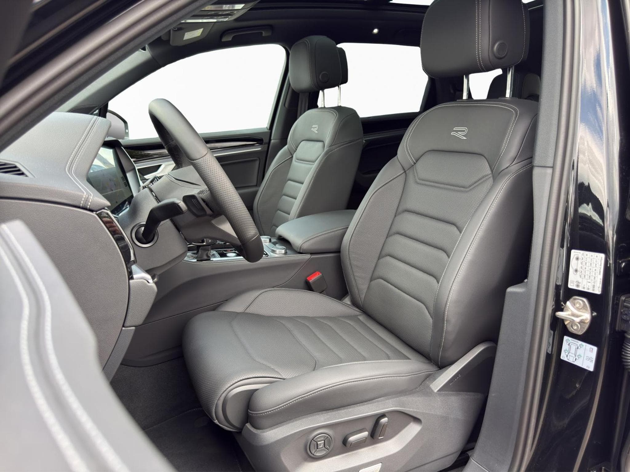 VW Touareg R-Line (2026) - Photo 2