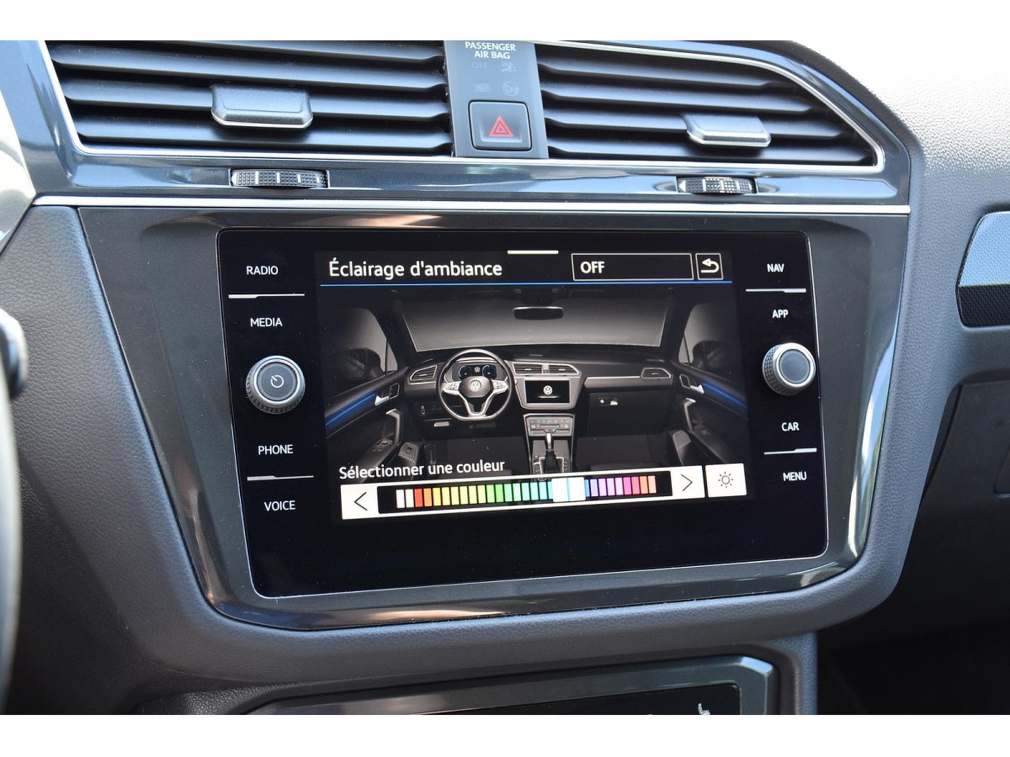 VW Tiguan 1.5 TSI Elegance DSG ACC GPS LANE SIDE KEYLESS ATT RMQ 1° M. (2024) - Photo 16