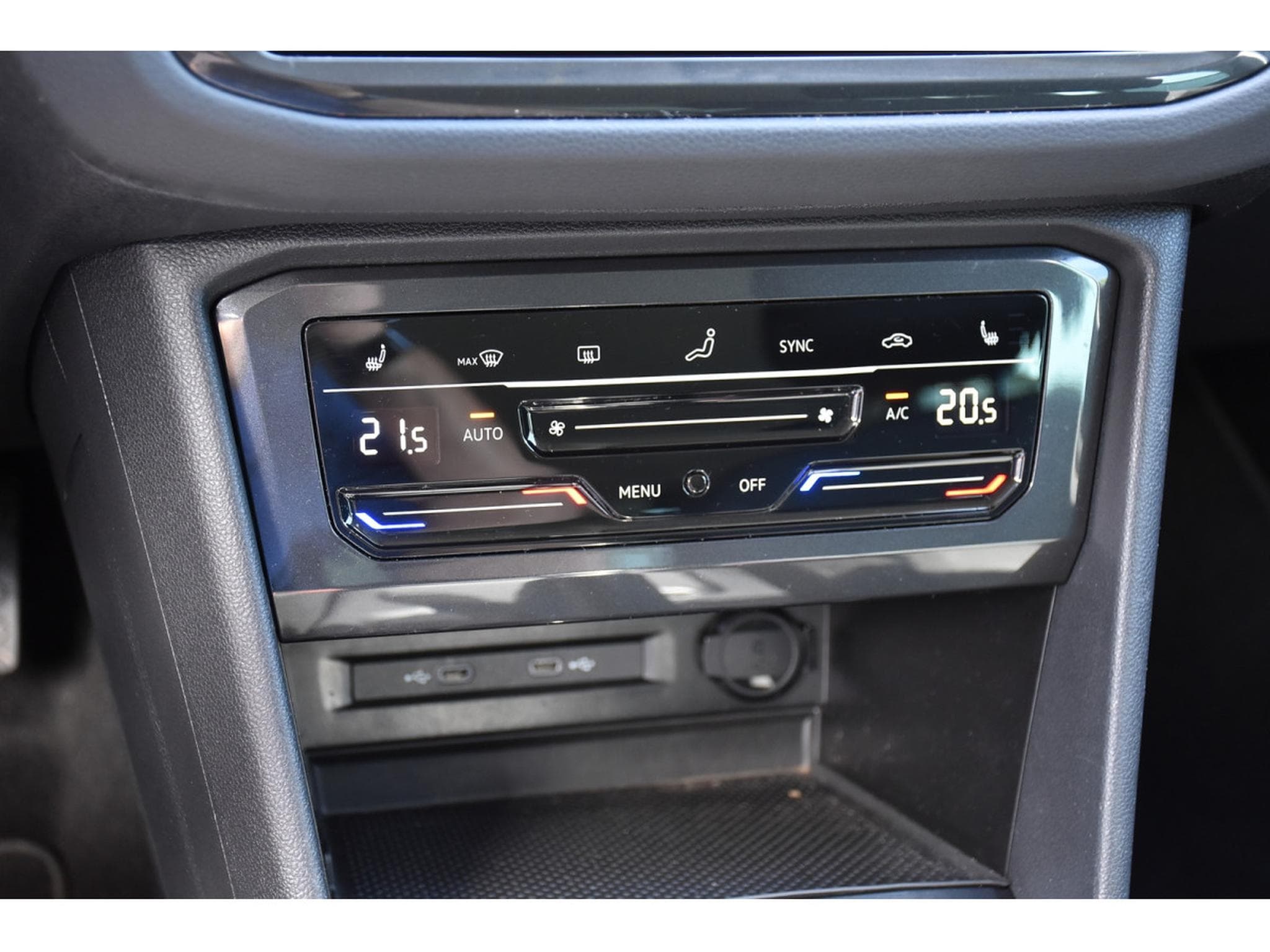 VW Tiguan 1.5 TSI Elegance DSG ACC GPS LANE SIDE KEYLESS ATT RMQ 1° M. (2024) - Photo 20