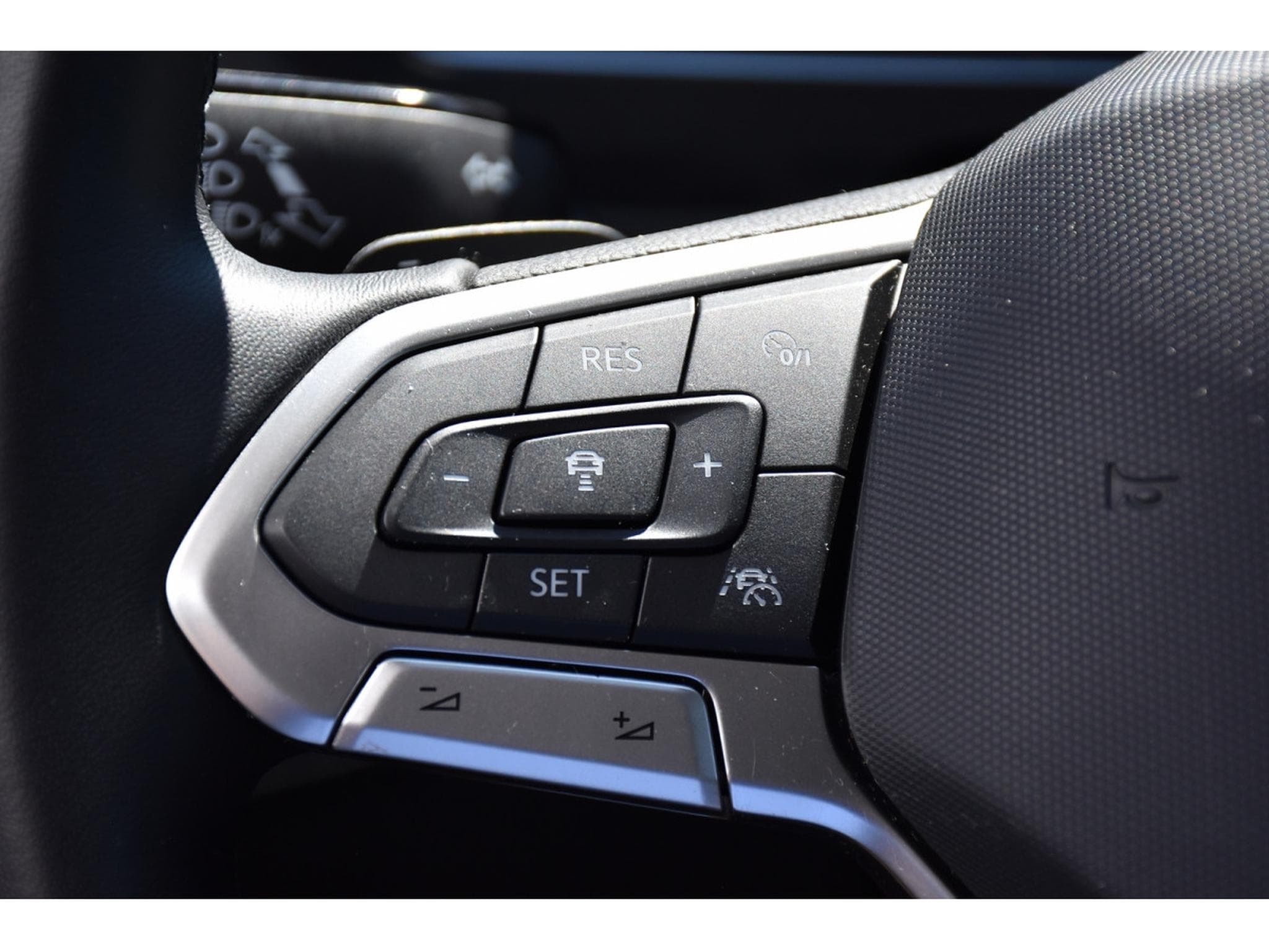 VW Tiguan 1.5 TSI Elegance DSG ACC GPS LANE SIDE KEYLESS ATT RMQ 1° M. (2024) - Photo 22
