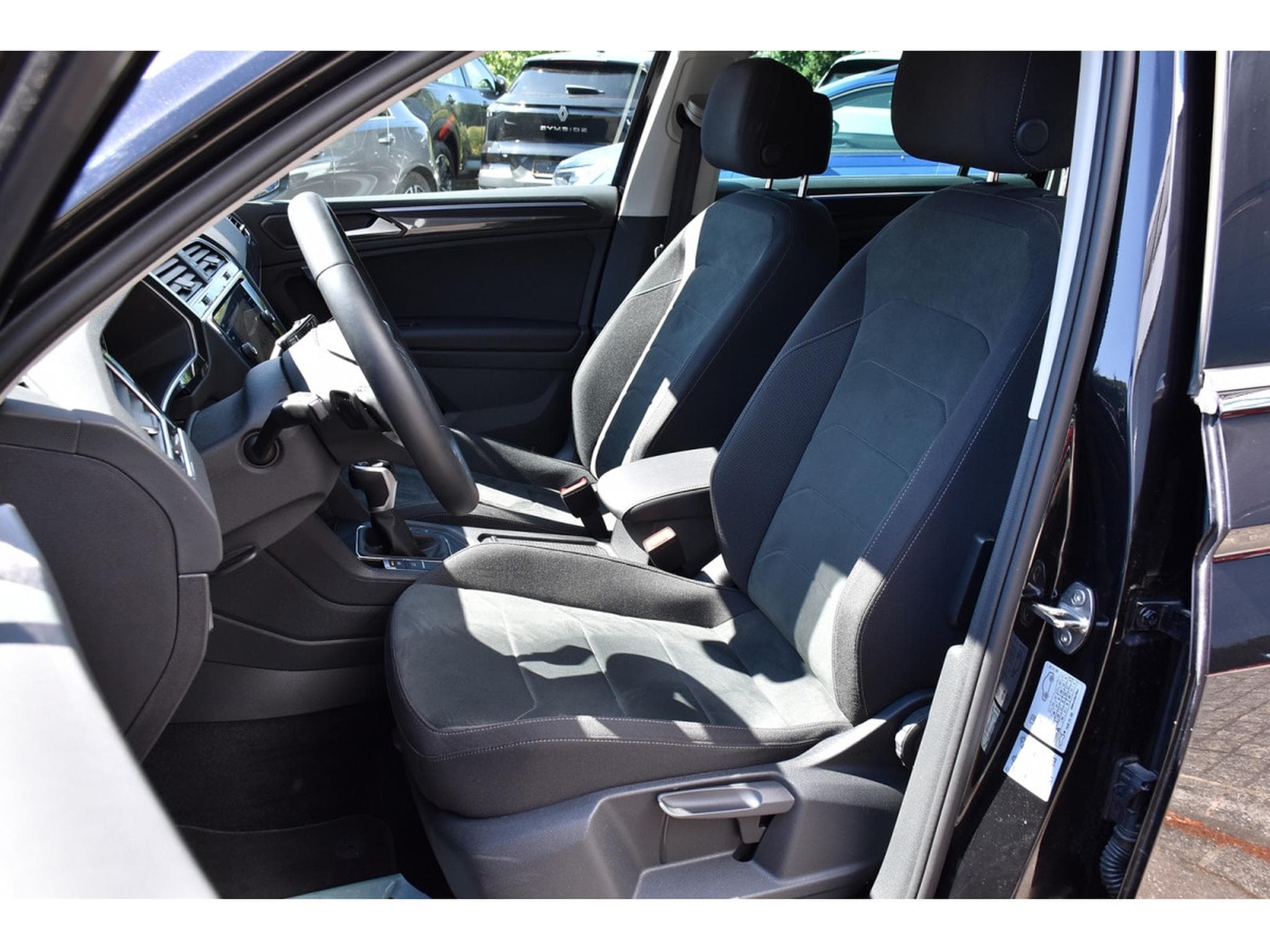 VW Tiguan 1.5 TSI Elegance DSG ACC GPS LANE SIDE KEYLESS ATT RMQ 1° M. (2024) - Photo 6