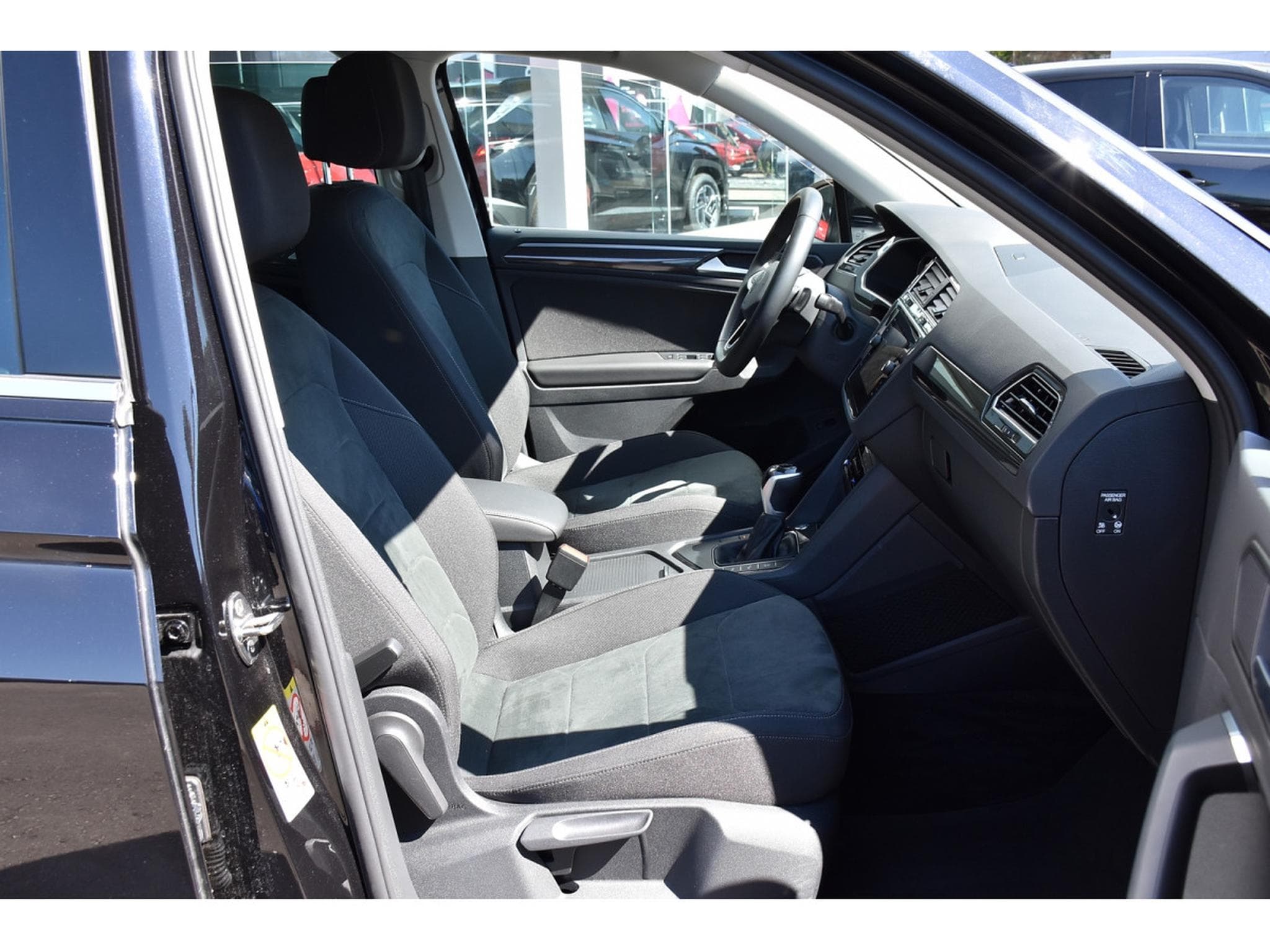 VW Tiguan 1.5 TSI Elegance DSG ACC GPS LANE SIDE KEYLESS ATT RMQ 1° M. (2024) - Photo 7
