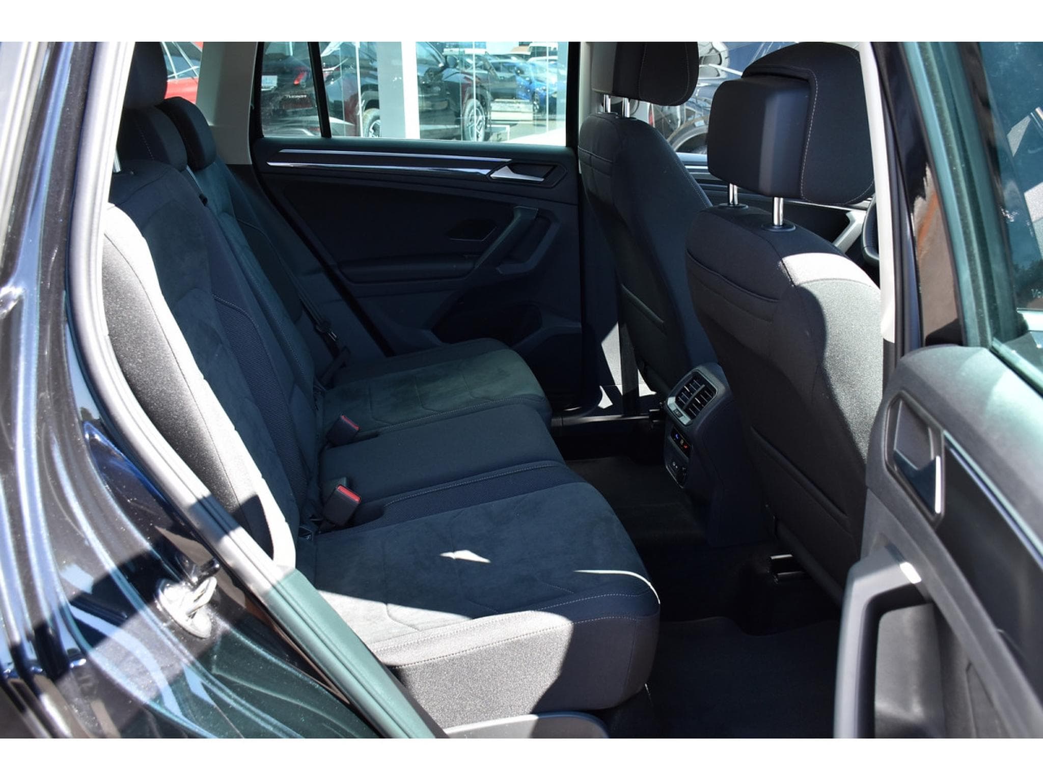 VW Tiguan 1.5 TSI Elegance DSG ACC GPS LANE SIDE KEYLESS ATT RMQ 1° M. (2024) - Photo 8