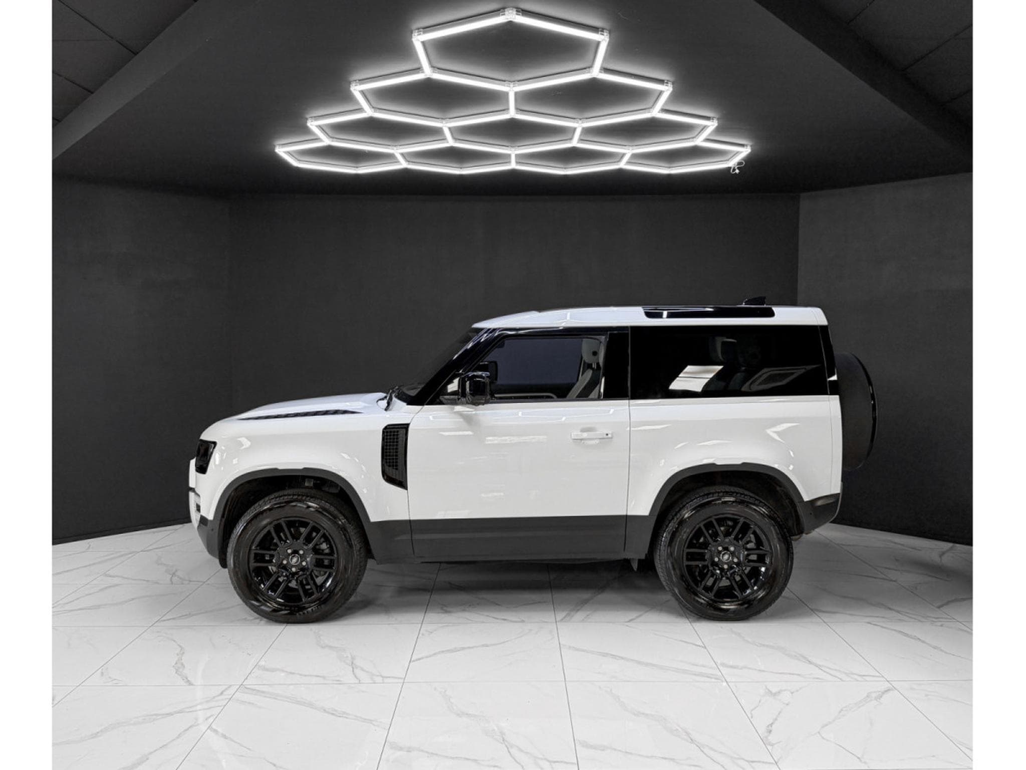 Land-Rover Defender 90 D200 S WARRANTY 2030 (2025) - Photo 2