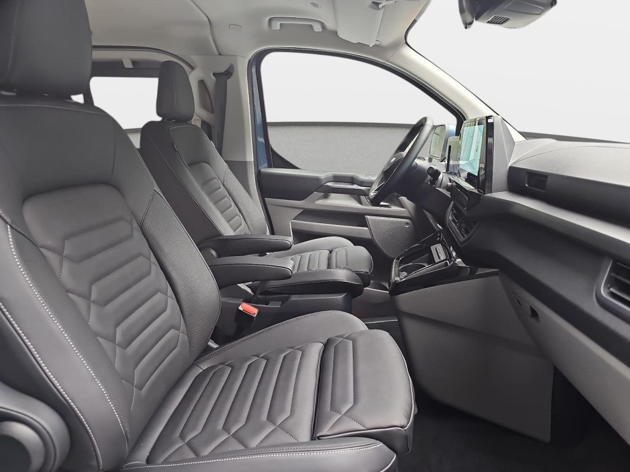 Ford Tourneo 2.0 TDCI ECOBLUE 170 L1 Titanium X (2026) - Photo 13