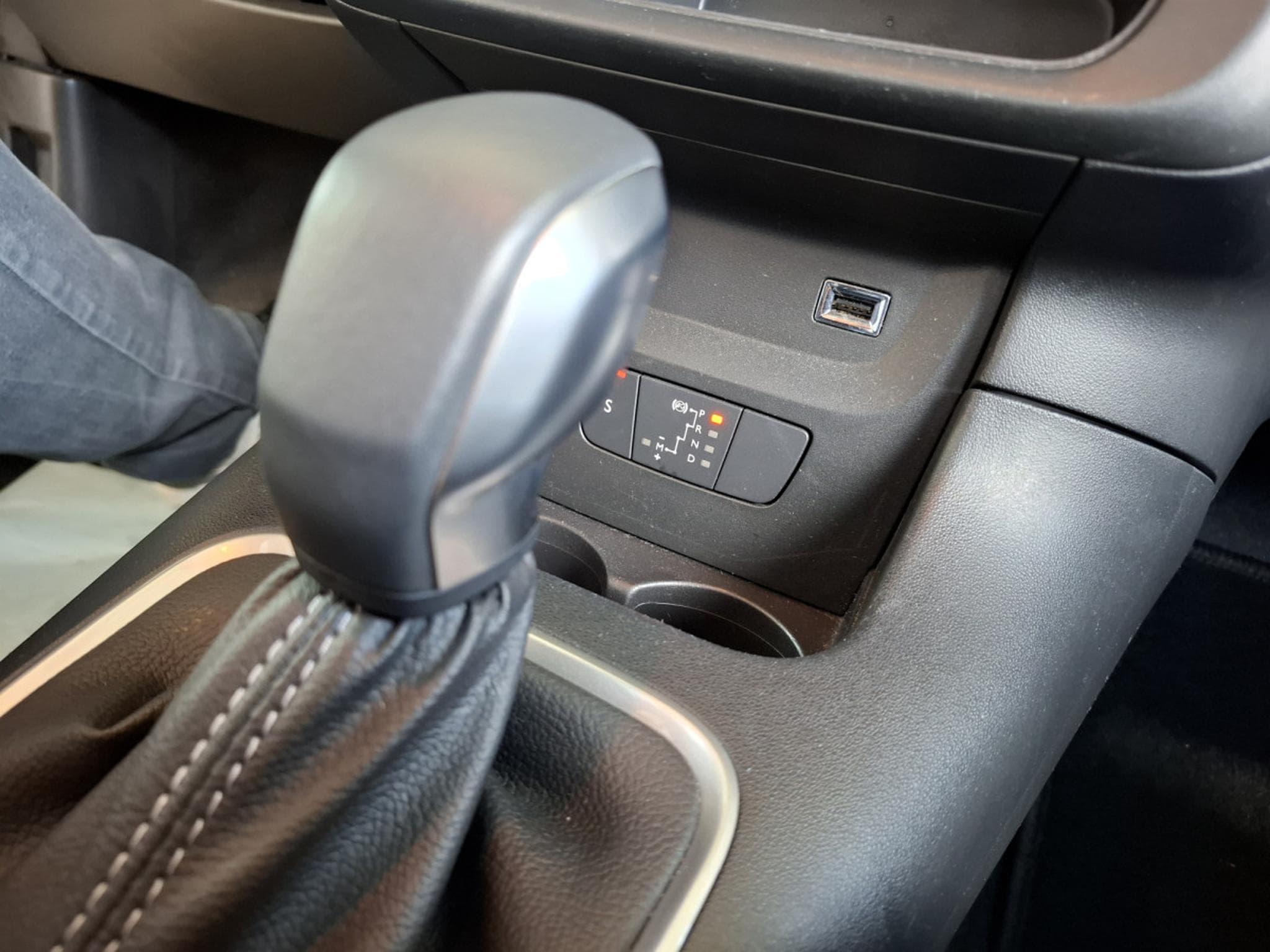 Citroën C3 SHINEPACK 110 B.AUTO, NAVI, CUIR, CARPLAY,LED, CAMERA, 1HAND (2021) - Foto 17
