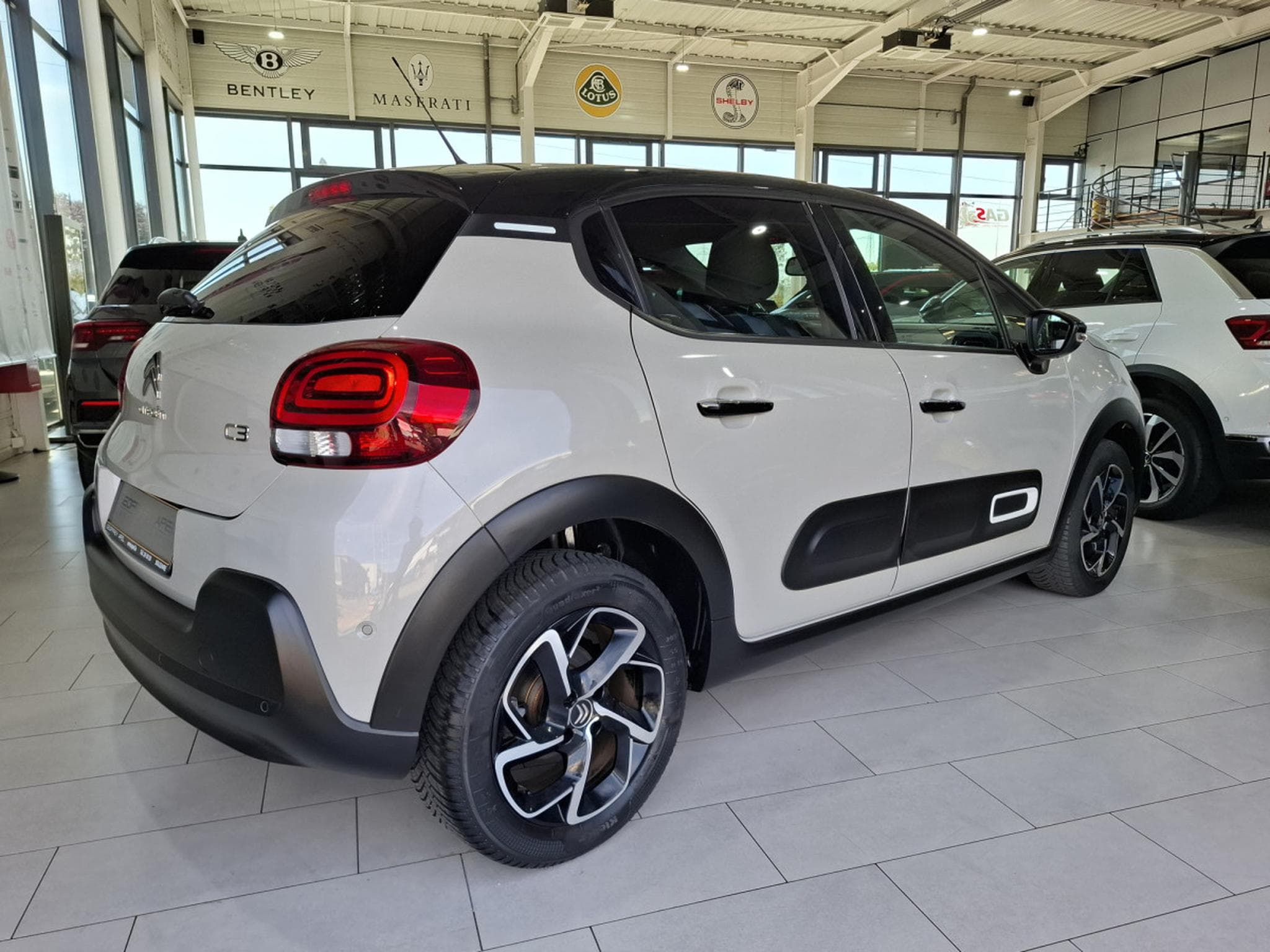 Citroën C3 SHINEPACK 110 B.AUTO, NAVI, CUIR, CARPLAY,LED, CAMERA, 1HAND (2021) - Foto 2