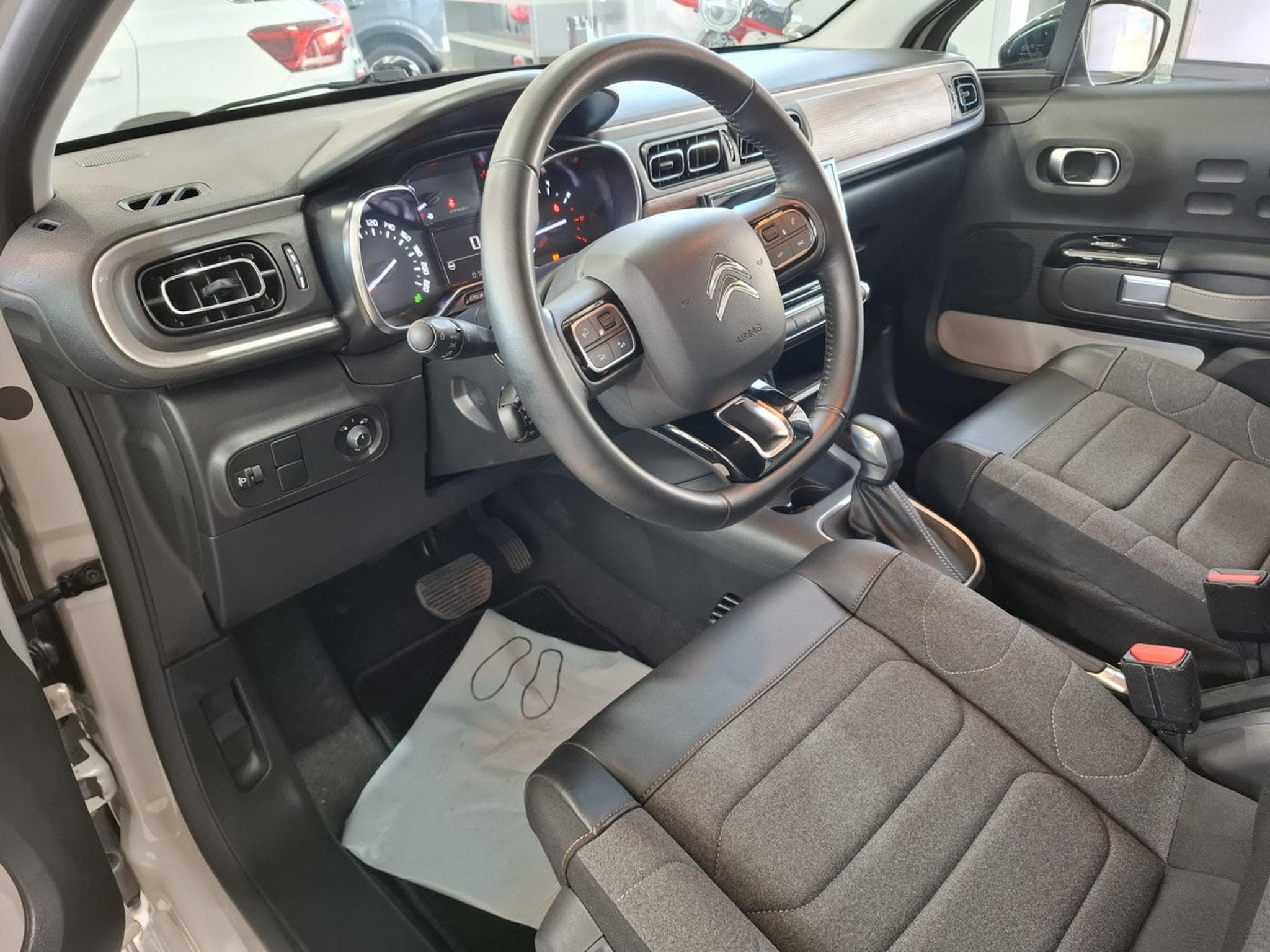 Citroën C3 SHINEPACK 110 B.AUTO, NAVI, CUIR, CARPLAY,LED, CAMERA, 1HAND (2021) - Foto 6