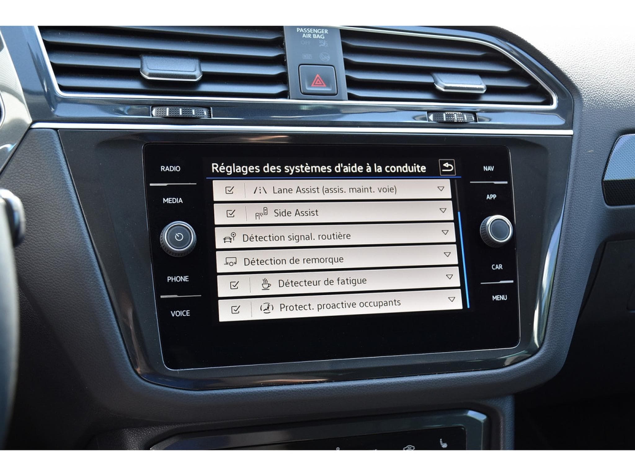 VW Tiguan 1.5 TSI Elegance DSG ACC GPS LANE SIDE KEYLESS ATT RMQ 1° M. (2024) - Photo 12