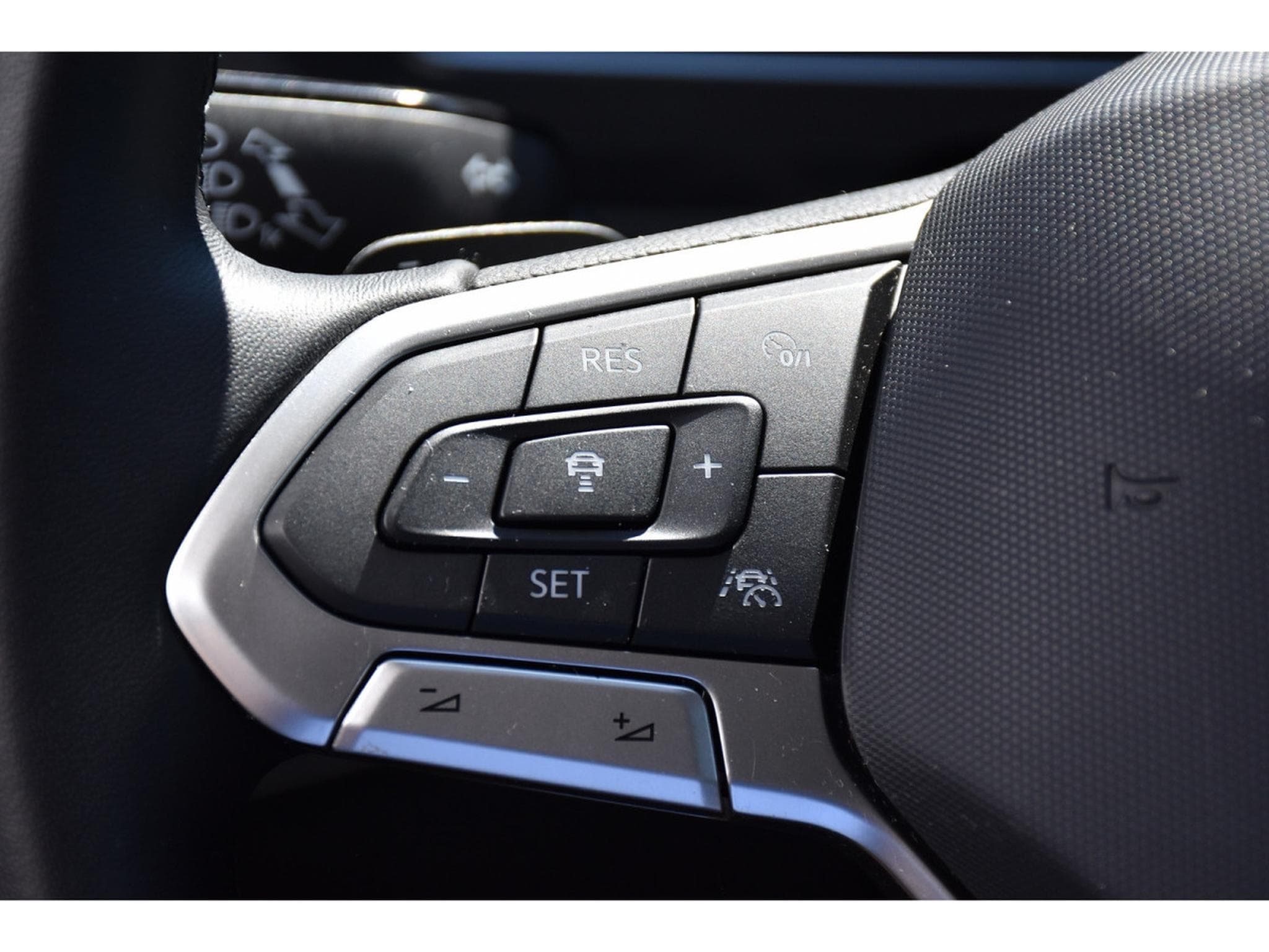VW Tiguan 1.5 TSI Elegance DSG ACC GPS LANE SIDE KEYLESS ATT RMQ 1° M. (2024) - Photo 19