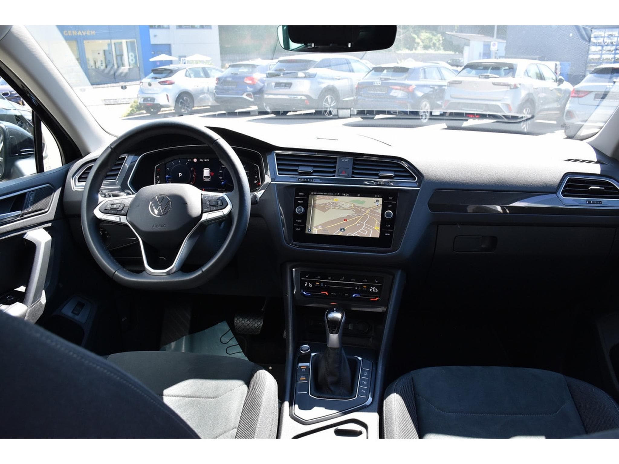 VW Tiguan 1.5 TSI Elegance DSG ACC GPS LANE SIDE KEYLESS ATT RMQ 1° M. (2024) - Photo 9