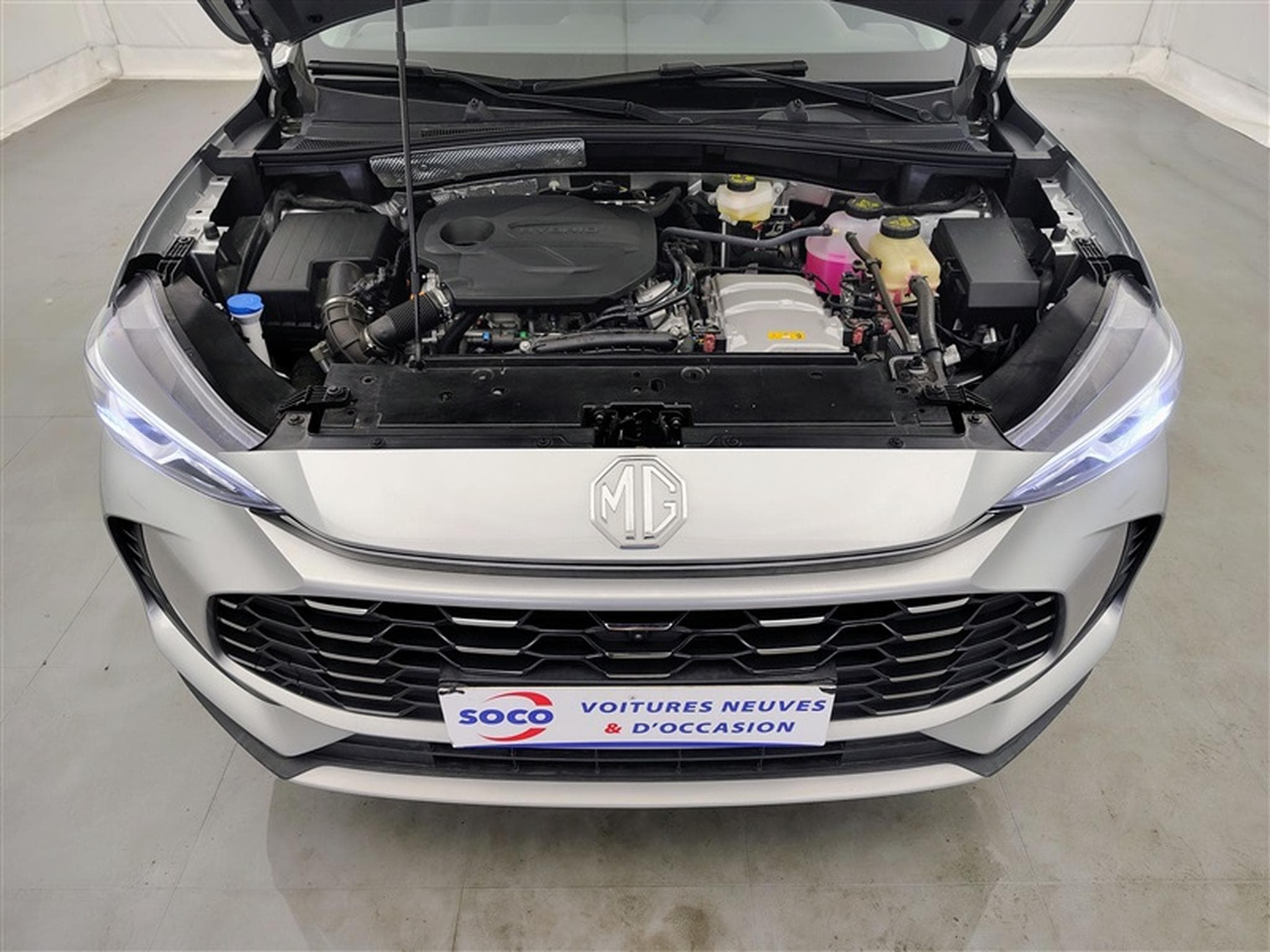 MG ZS 1.5 Hybrid+ Luxury NAVI / CAMERA / CARPLAY / ALU (2026) - Photo 19