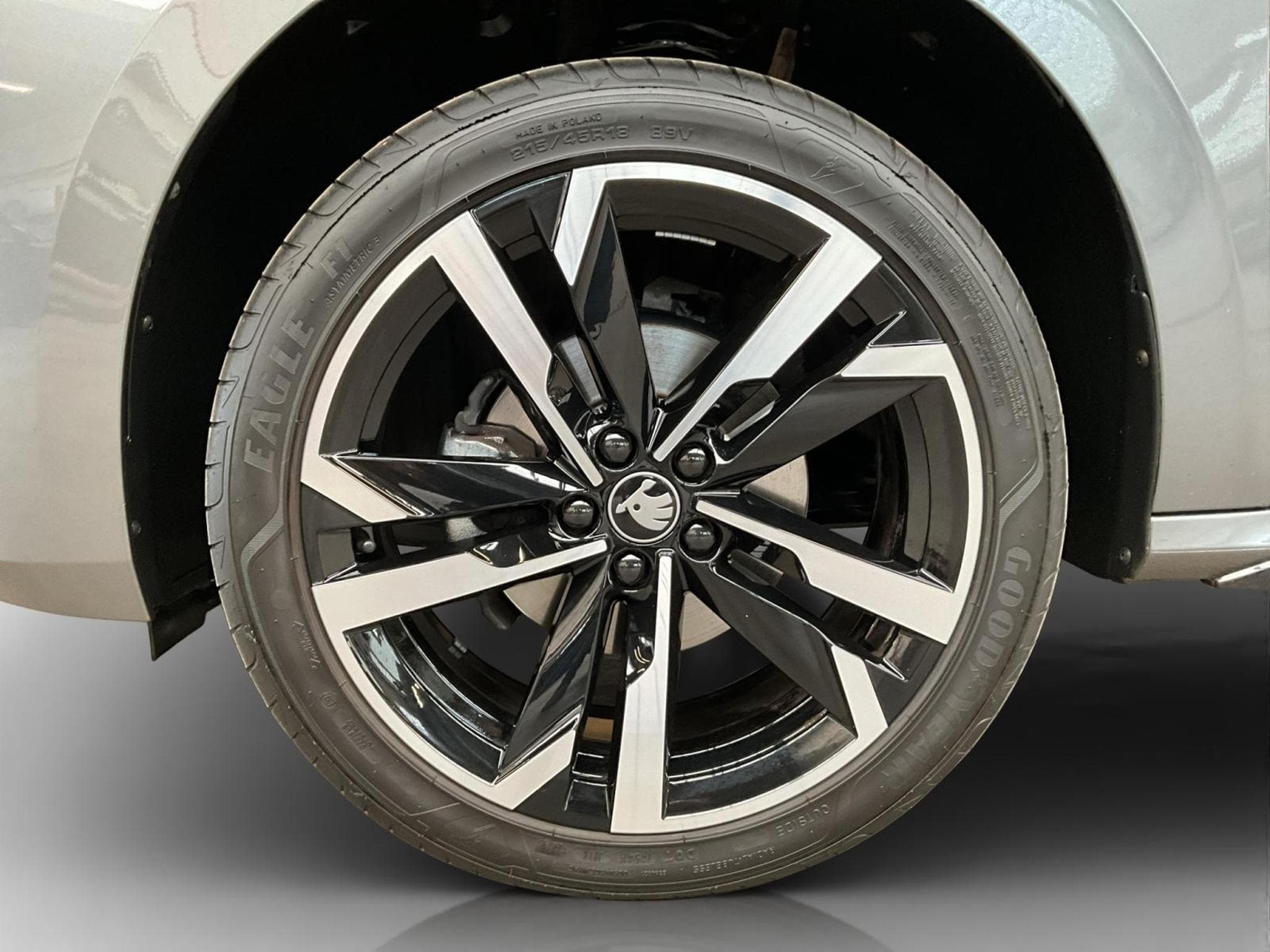 Skoda Kamiq Monte-Carlo+DSG+LM18+P.Drive+P.Sécurity (2025) - Foto 8