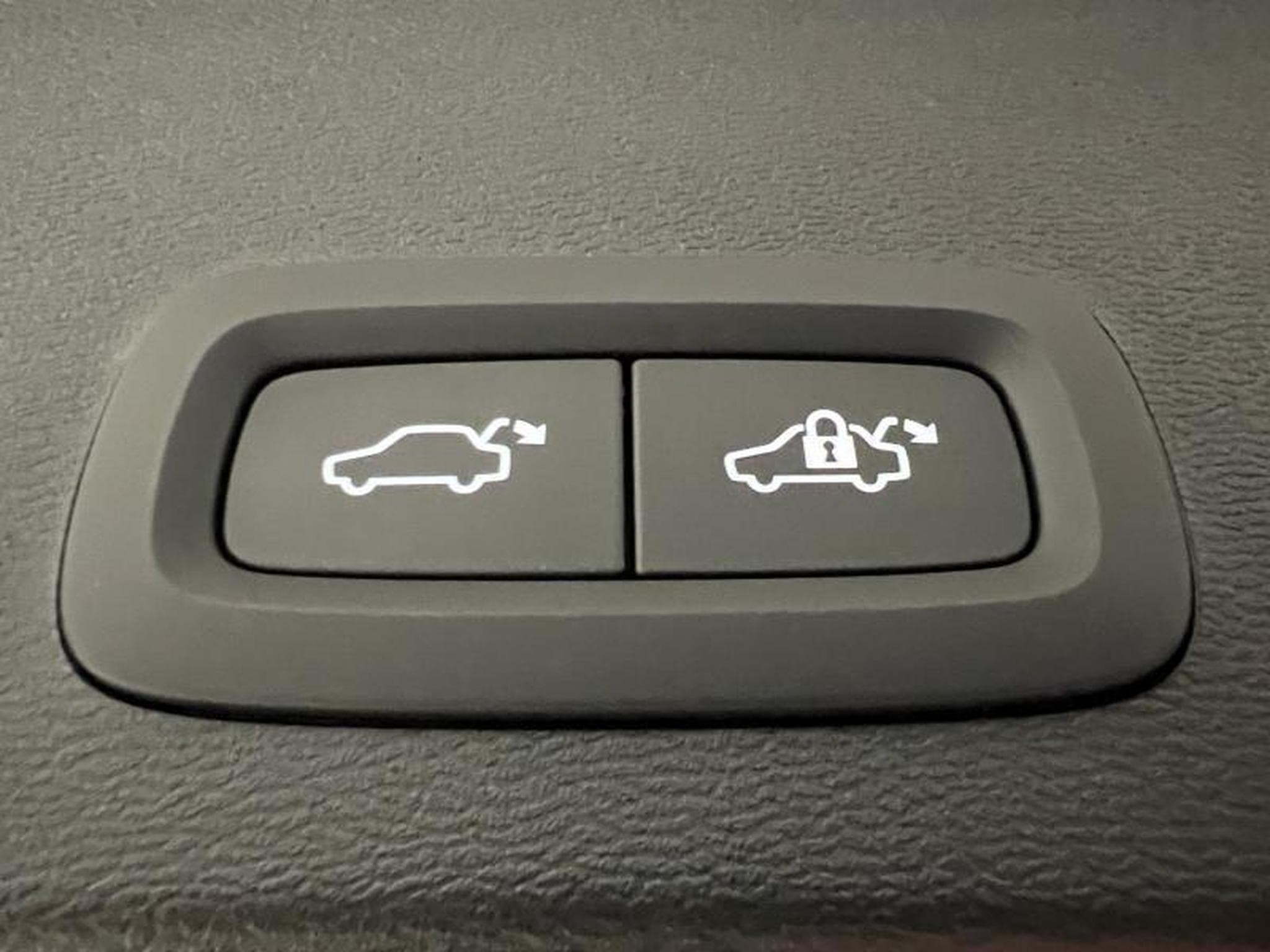 Volvo XC40 Black-Edition Plus (2025) - Photo 21