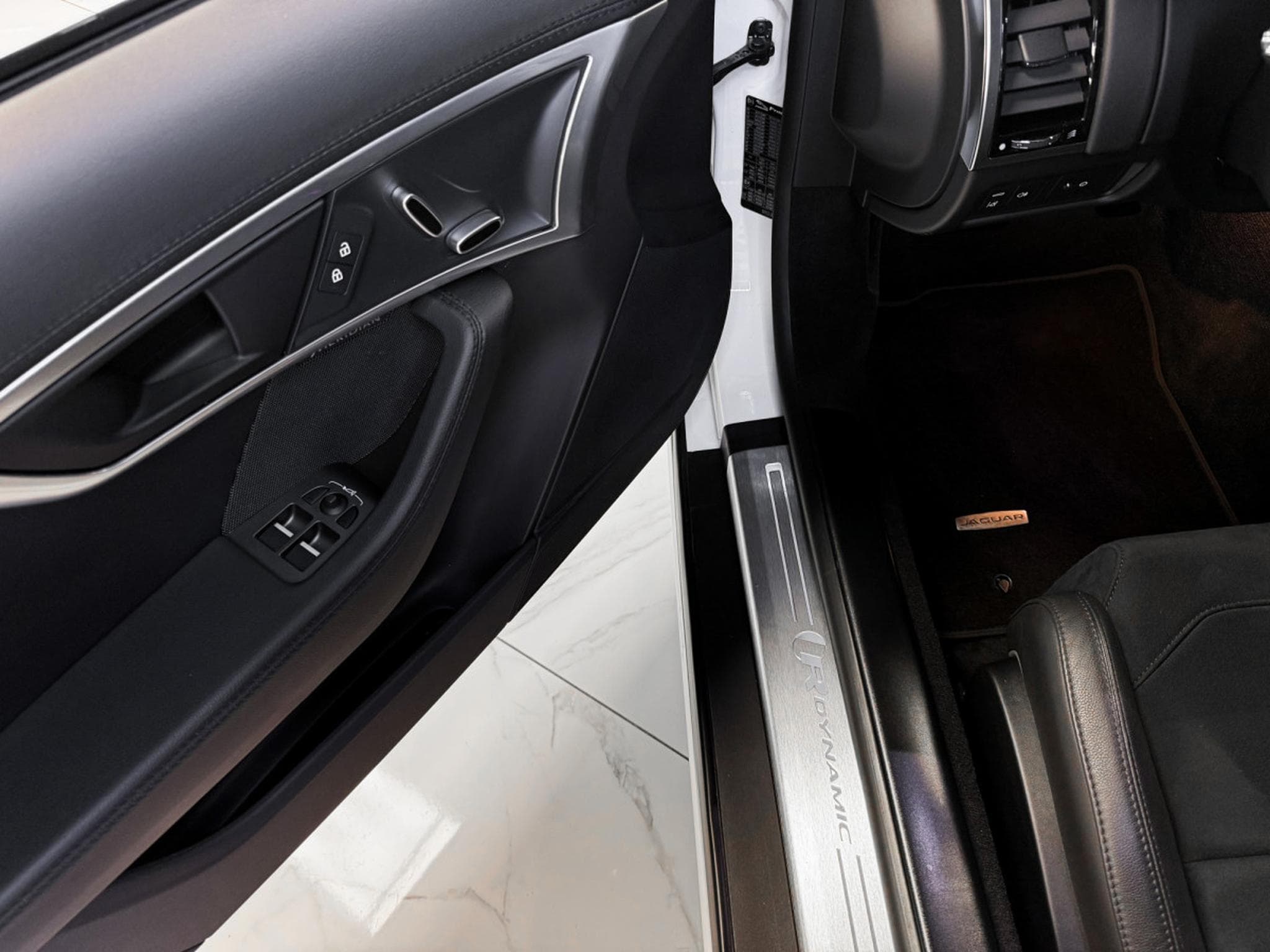 Jaguar F-Type P300 Coupe R-Dynamic / Meridian / LED / 1.Hand (2021) - Photo 14